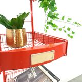 Rood metalen winkelvitrine winkelrek met manden vintage