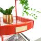 Rood metalen winkelvitrine winkelrek met manden vintage
