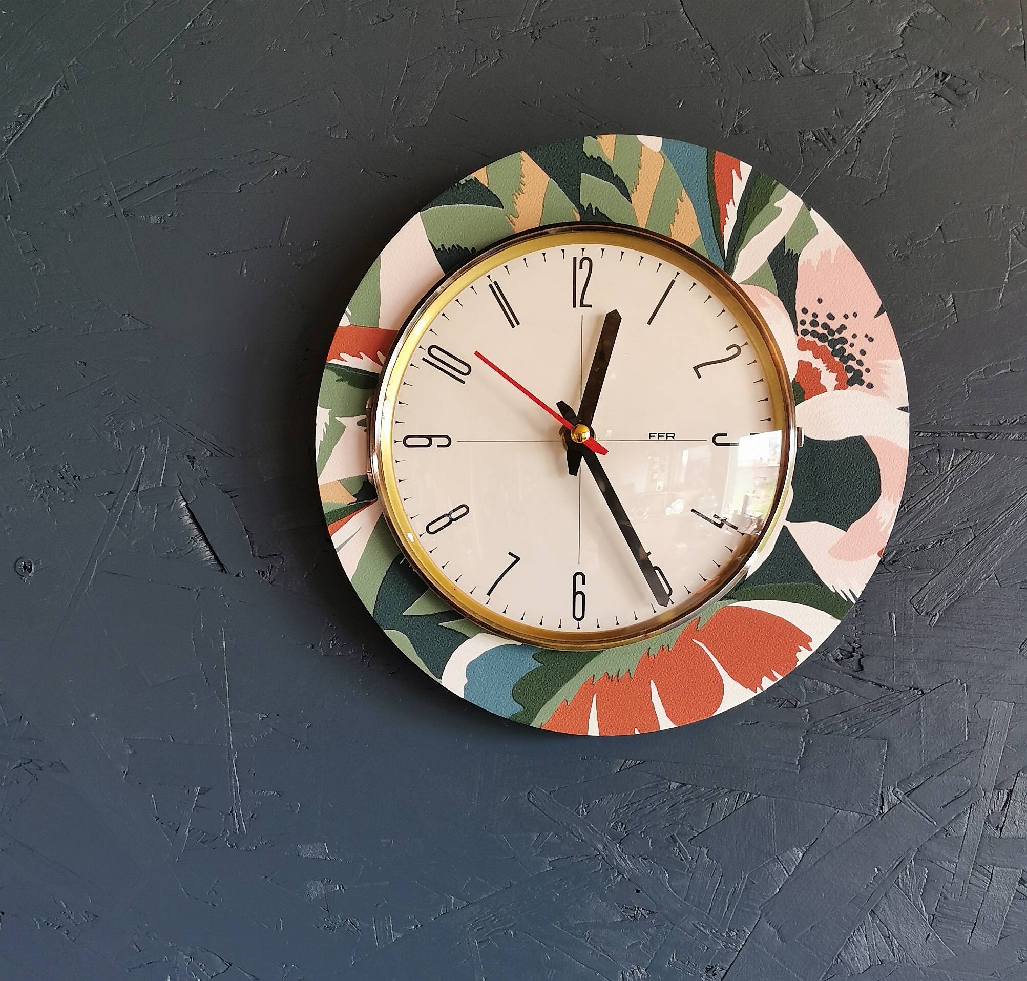Vintage formica clock round silent wall pendulum "FFR terracotta green"