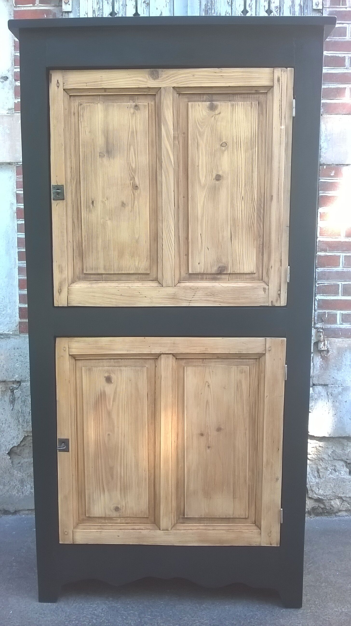 Cabinet patina black and green