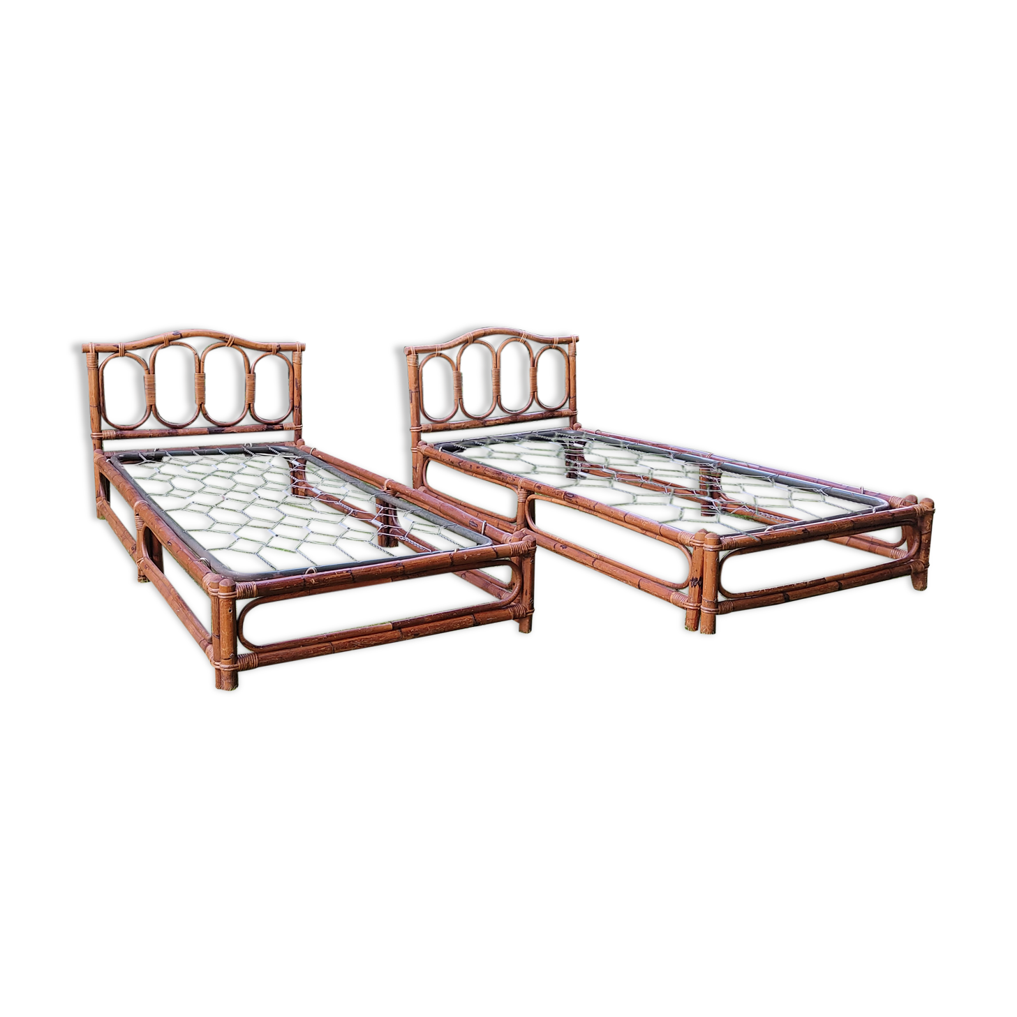 Pair of rattan beds