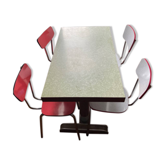 Table bistrot Formica avec quatre chaises et un tabouret