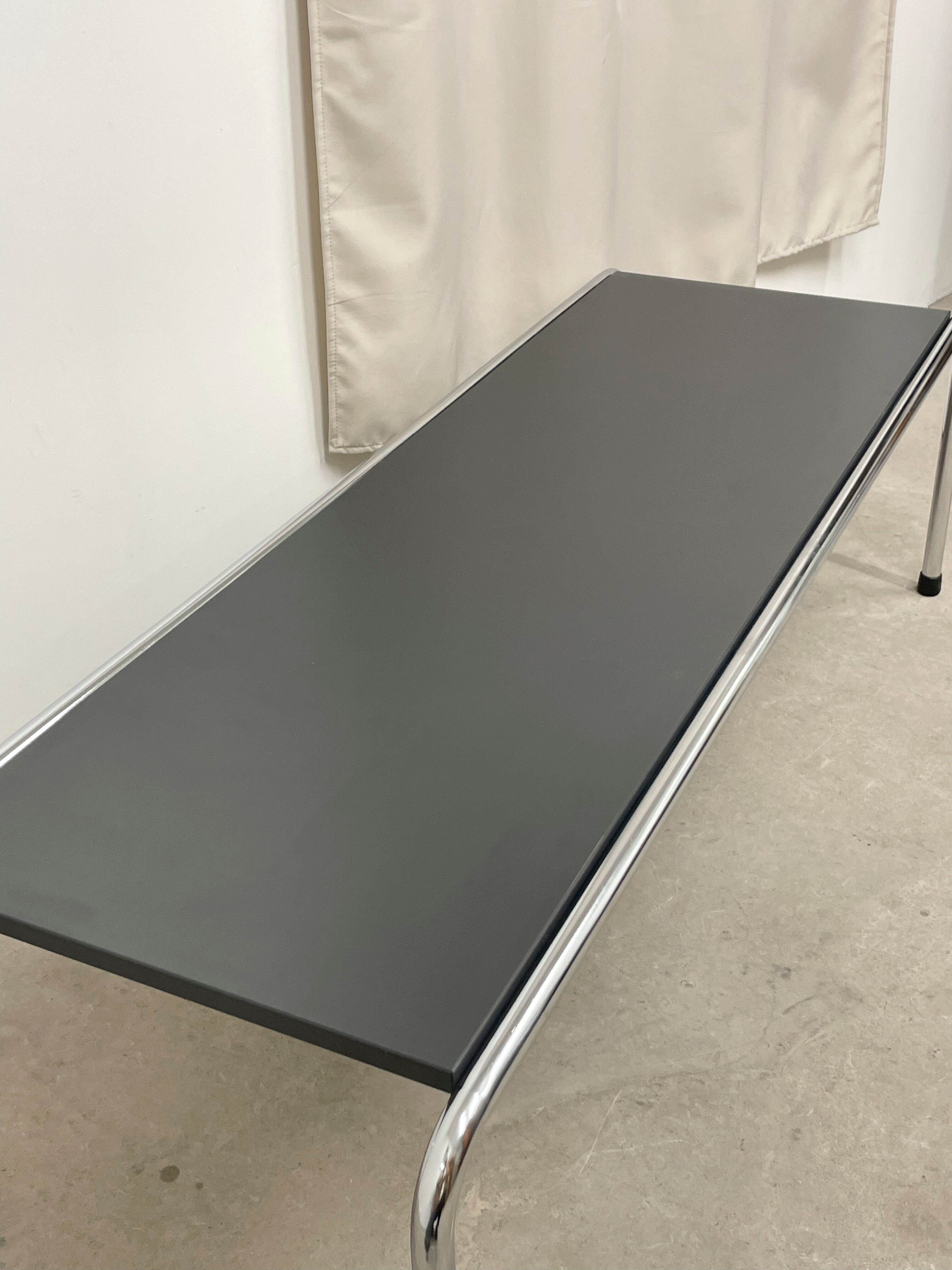 Table basse en métal chromé et mélaminé gris