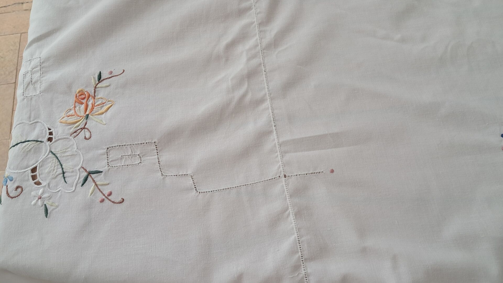 Antique hand-embroidered tablecloth with floral patterns and Richelieu cutwork – 160 x