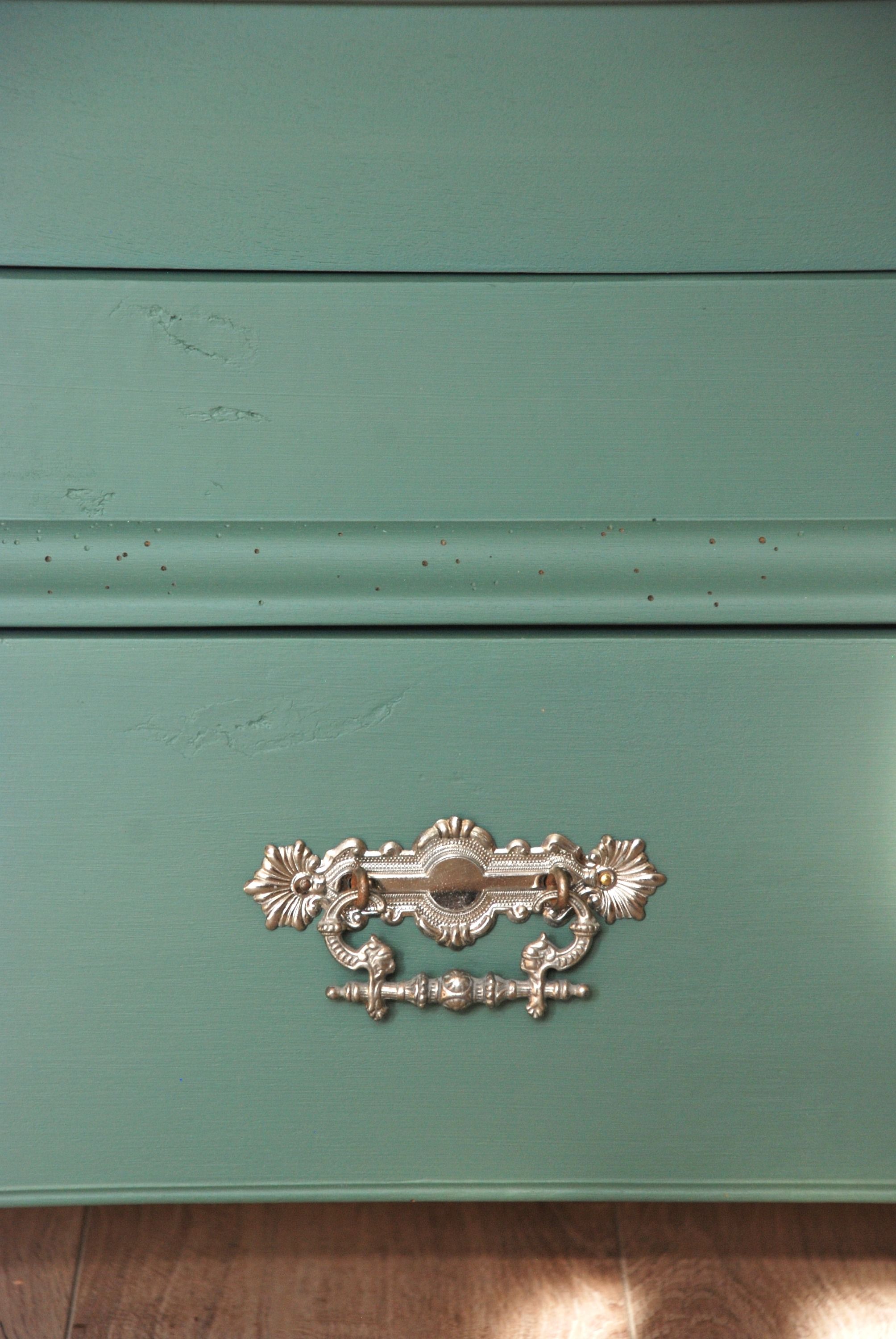 Armoire début XXe revisitée en vert treillis et cannage