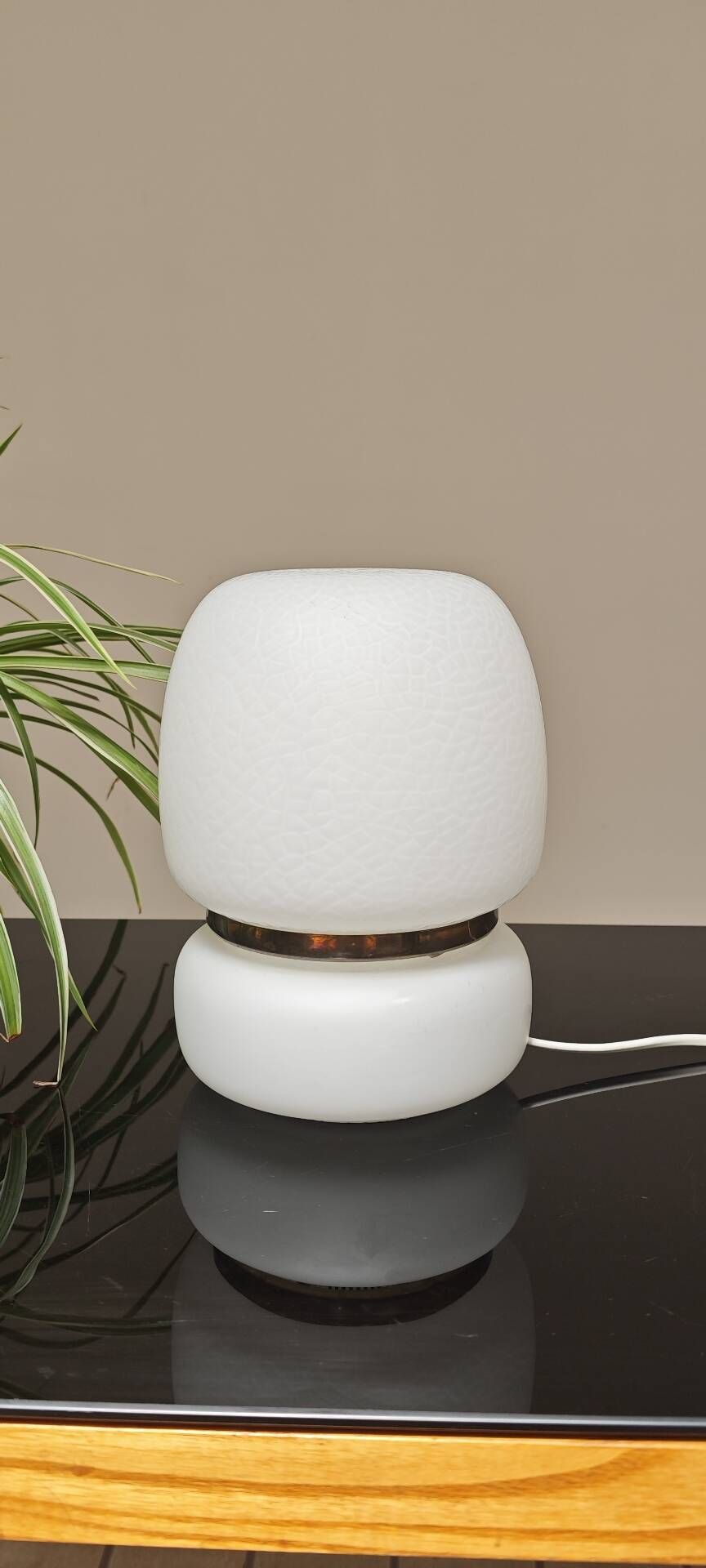 Lampe a poser tchèque en opaline blanche et laiton 1960