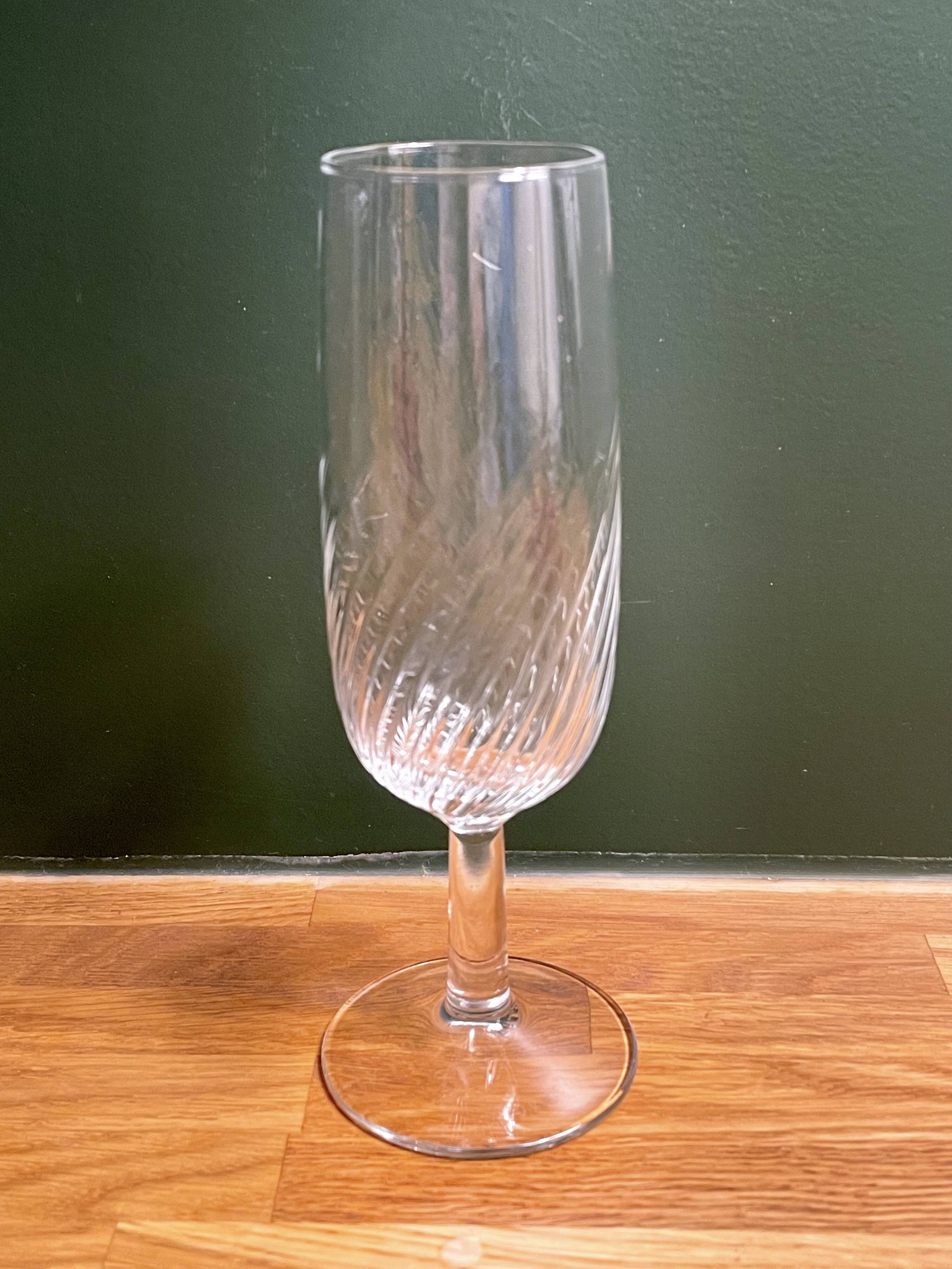 6 clear glass champagne flutes in very good condition