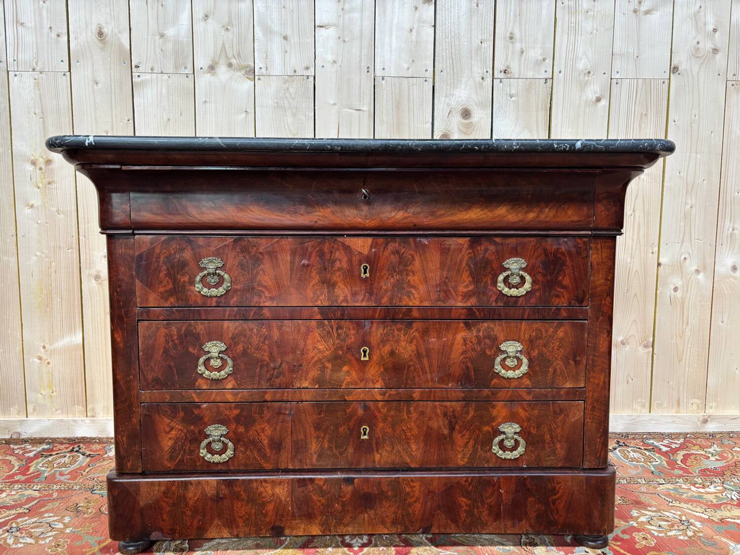 Renaissance period chest of drawers in flamed mahogany veneer