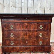 Renaissance period chest of drawers in flamed mahogany veneer