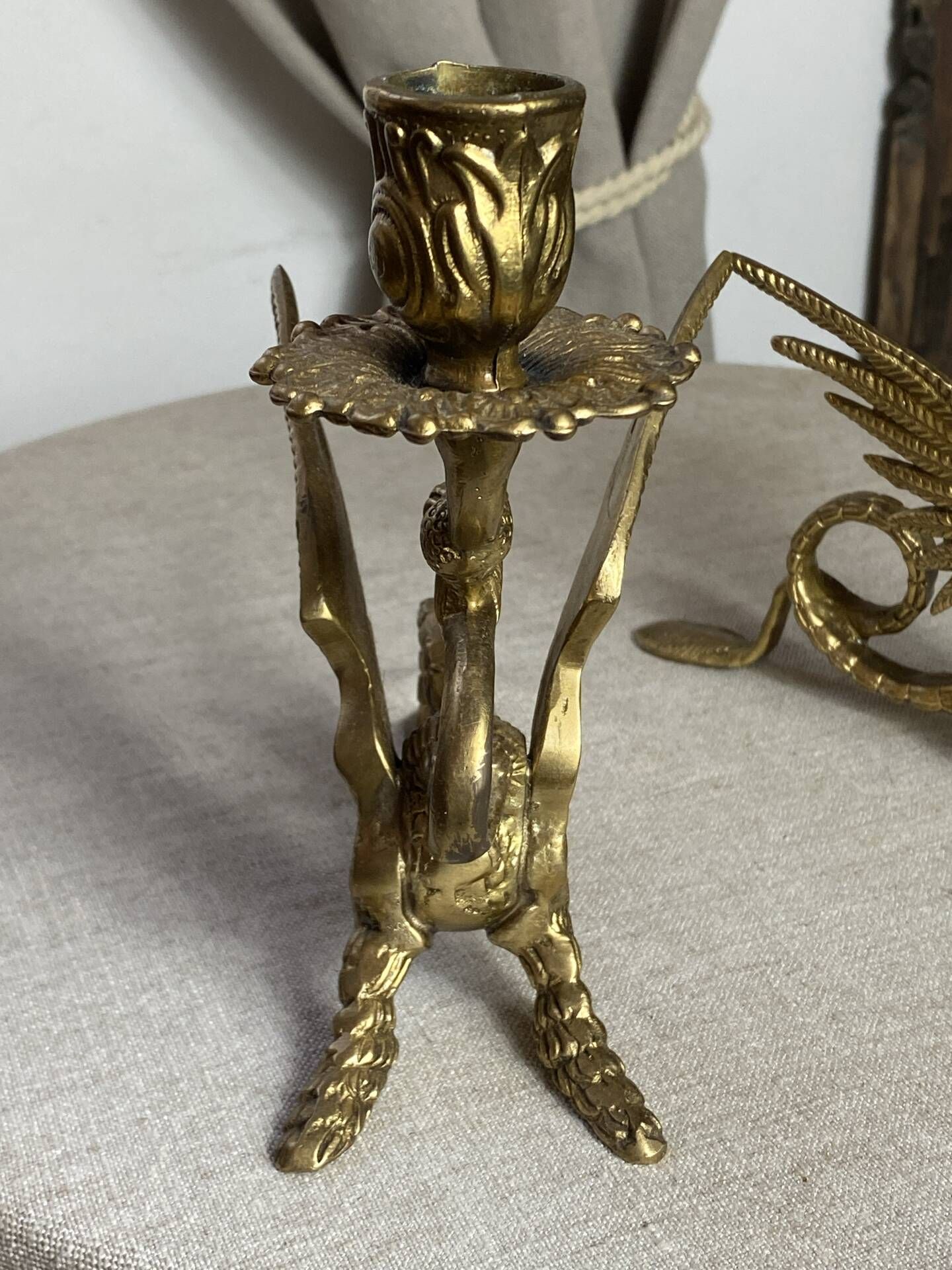 Paire de bougeoirs chimères en bronze