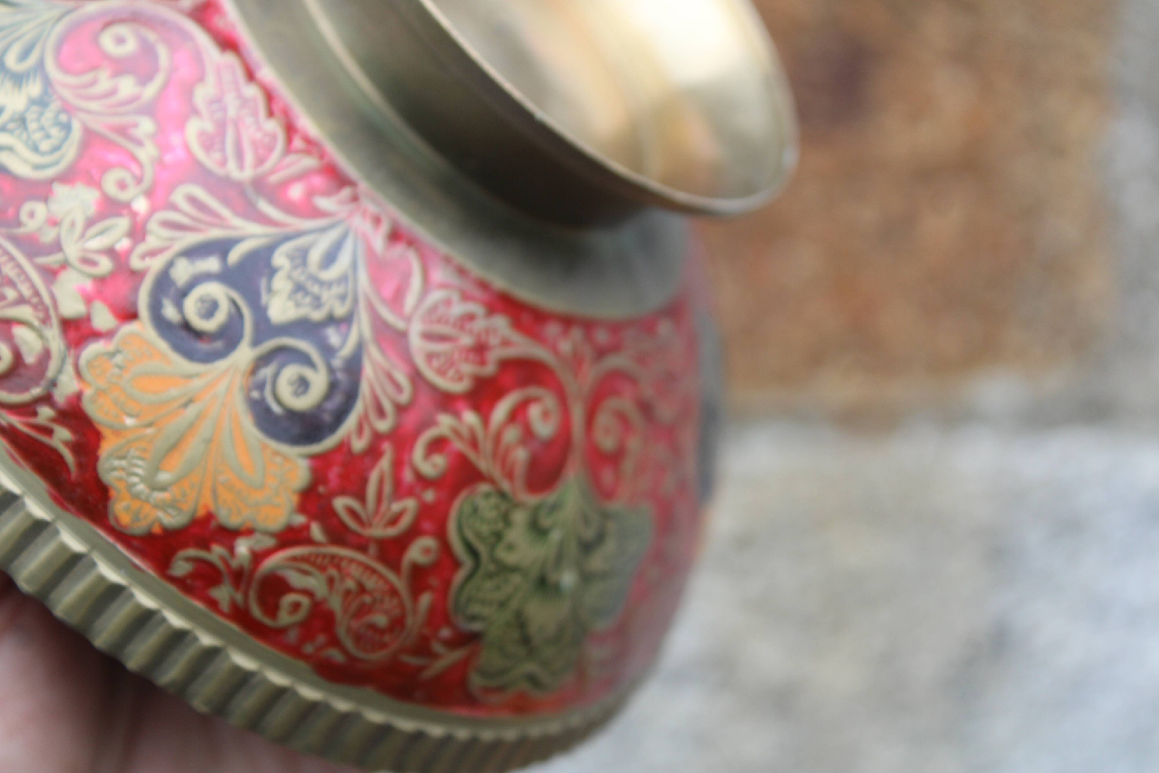 Decorative bowl in hammered brass, oriental style