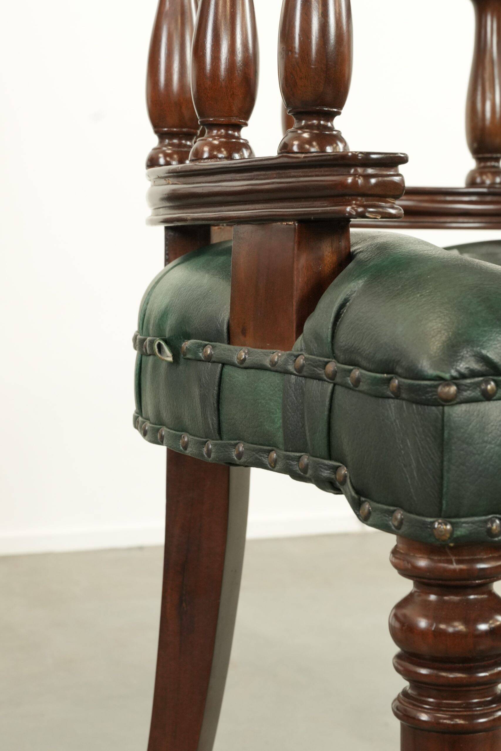 Ensemble de deux chaises de bureau Chesterfield en cuir de vachette vert de style anglais.