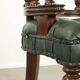 Ensemble de deux chaises de bureau Chesterfield en cuir de vachette vert de style anglais.