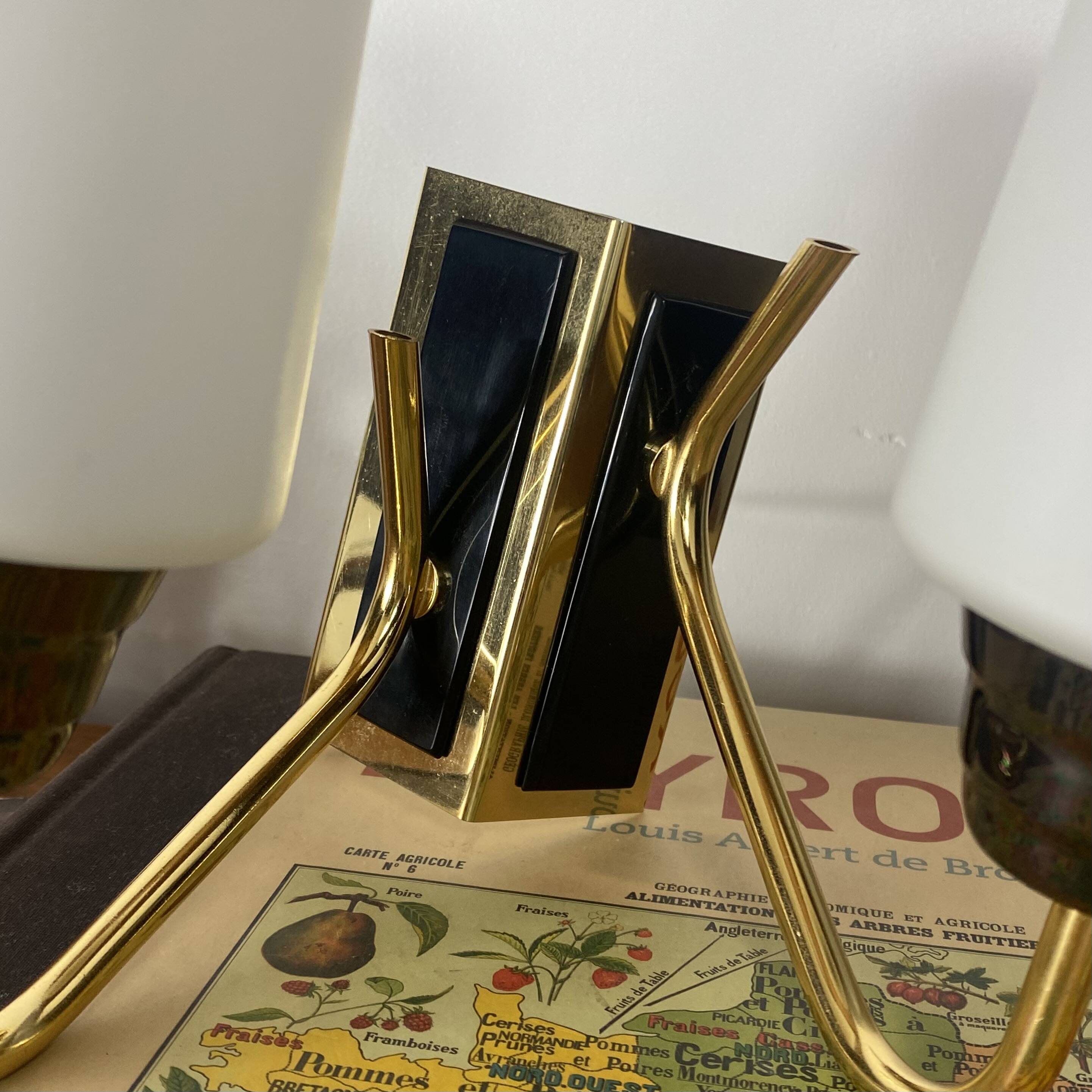 Double corner wall light 1950s 1960s in gilded metal with glass tulips.