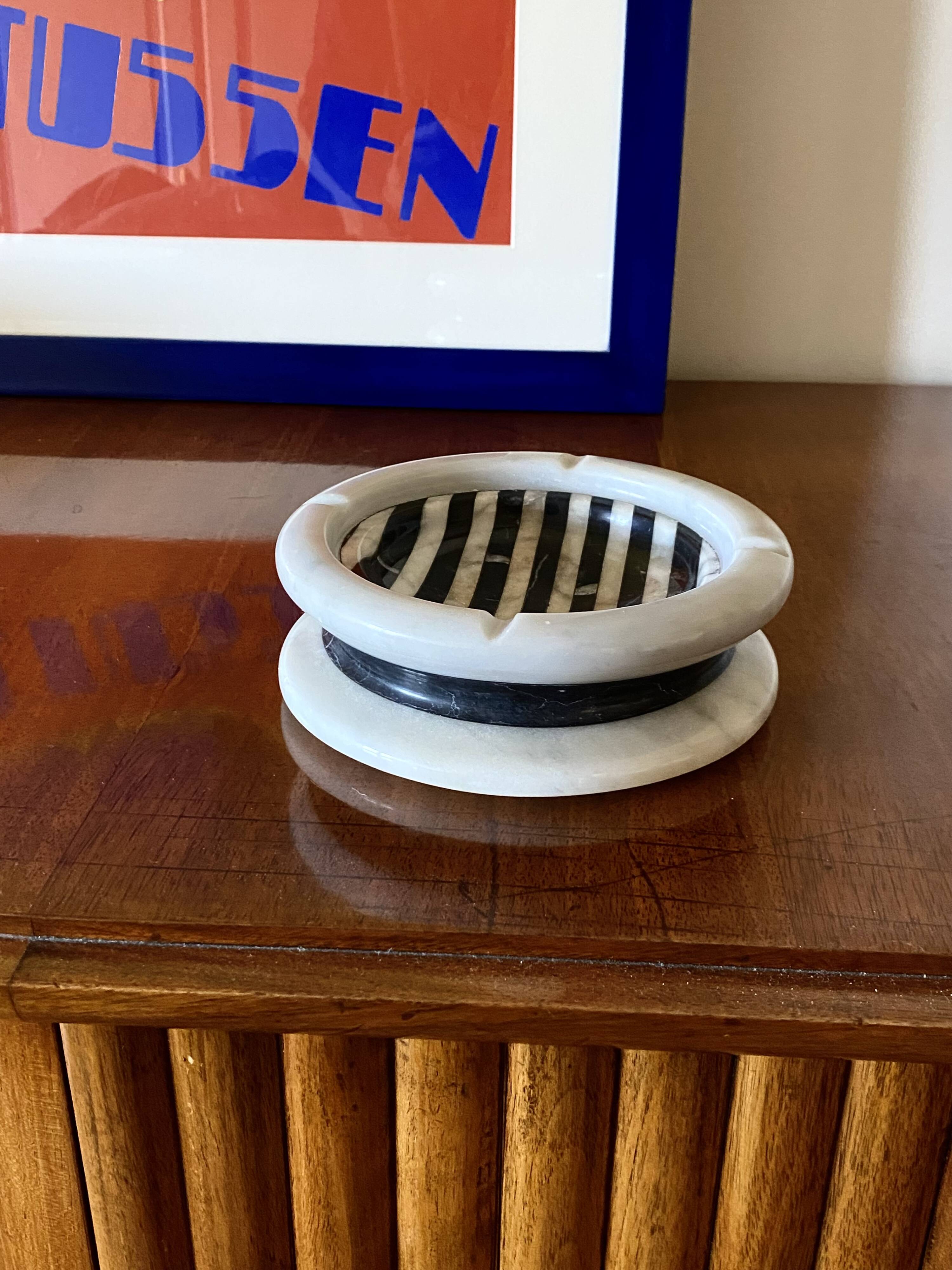 Black and white marble inlays ashtray, Casigliani Italy, 1970s