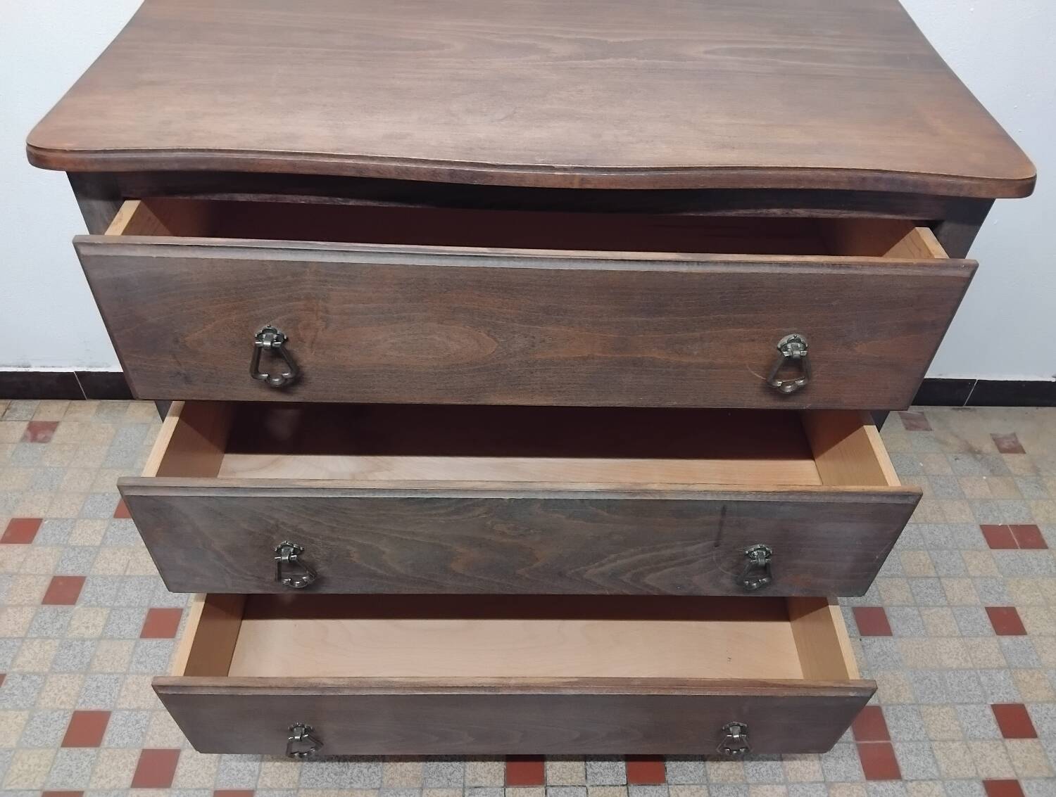 Antique wooden chest of drawers with 3 drawers