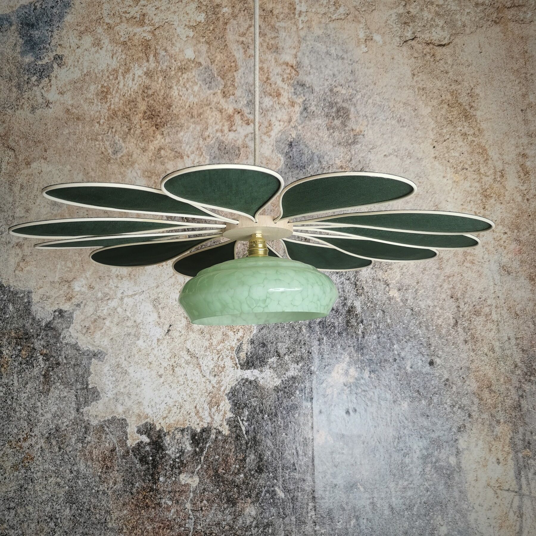 Suspension glass globe and petals in linen and rattan