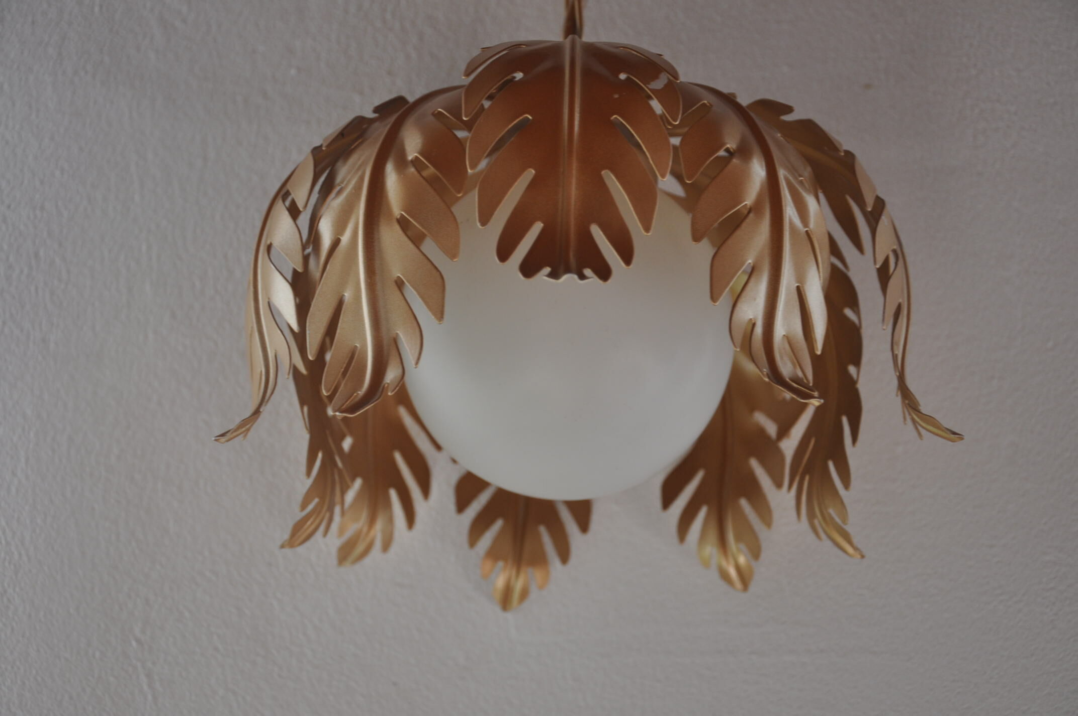 Suspension vegetable pattern golden metal and vintage opaline