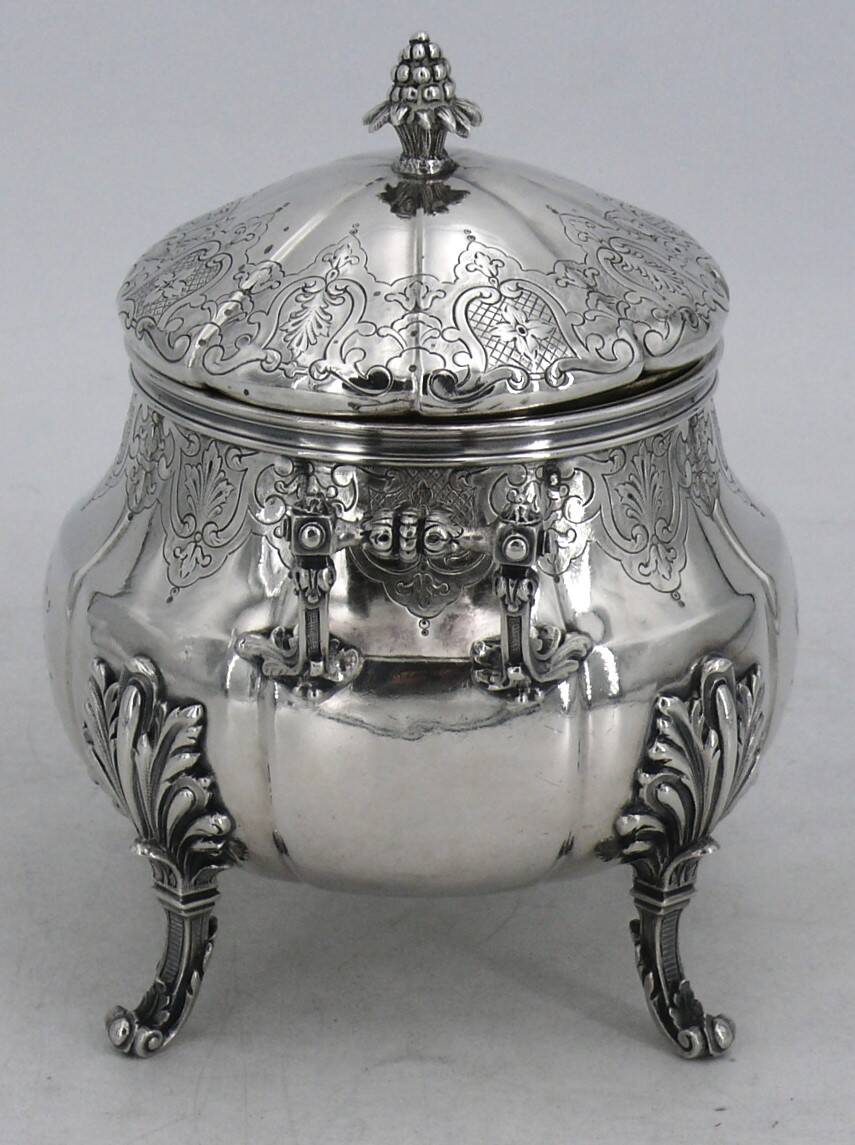 Edmond Tétard, beau sucrier en argent massif Minerve de style Régence.