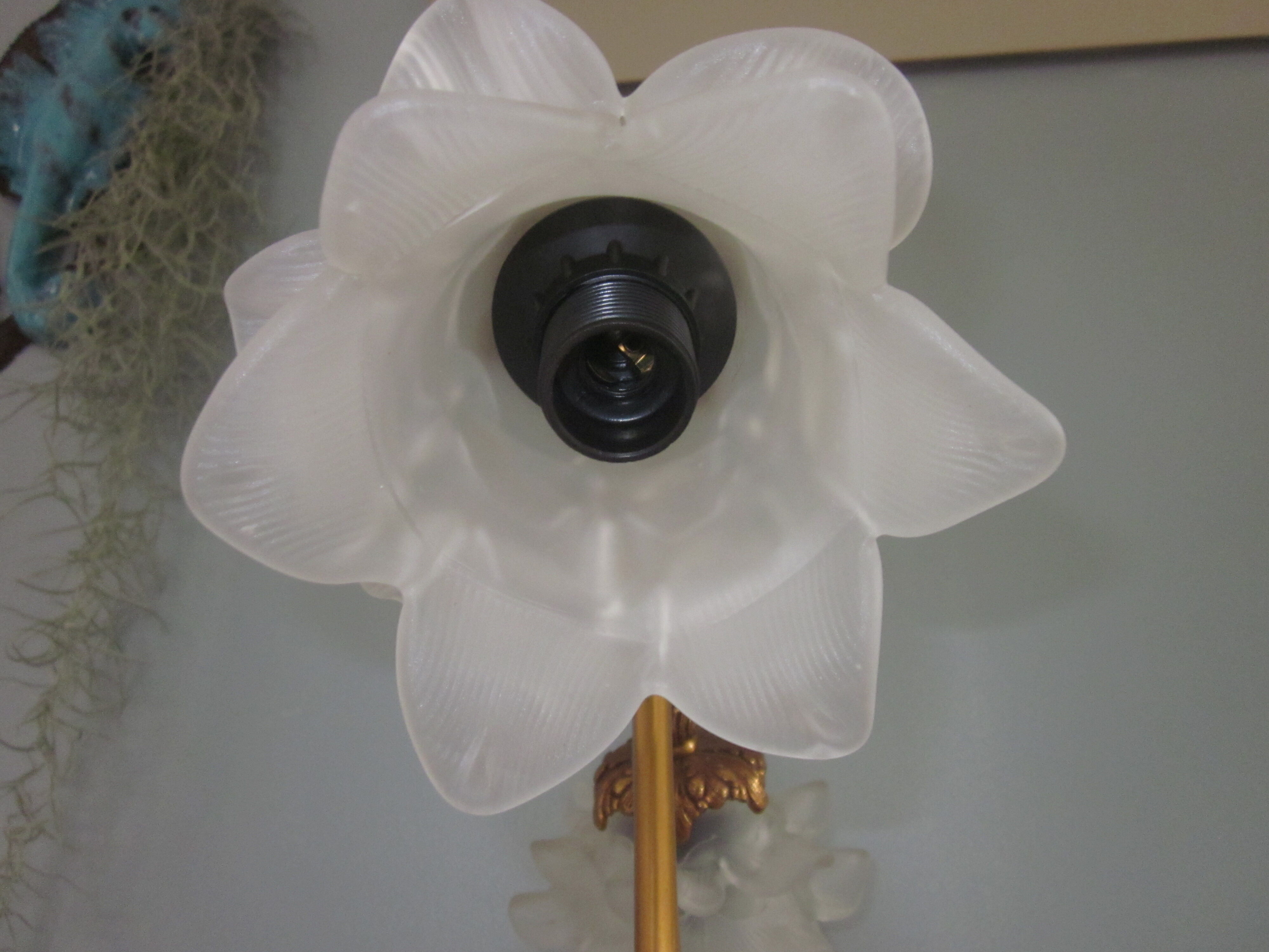 Bronze lamp has 2 tulips shaped flowers