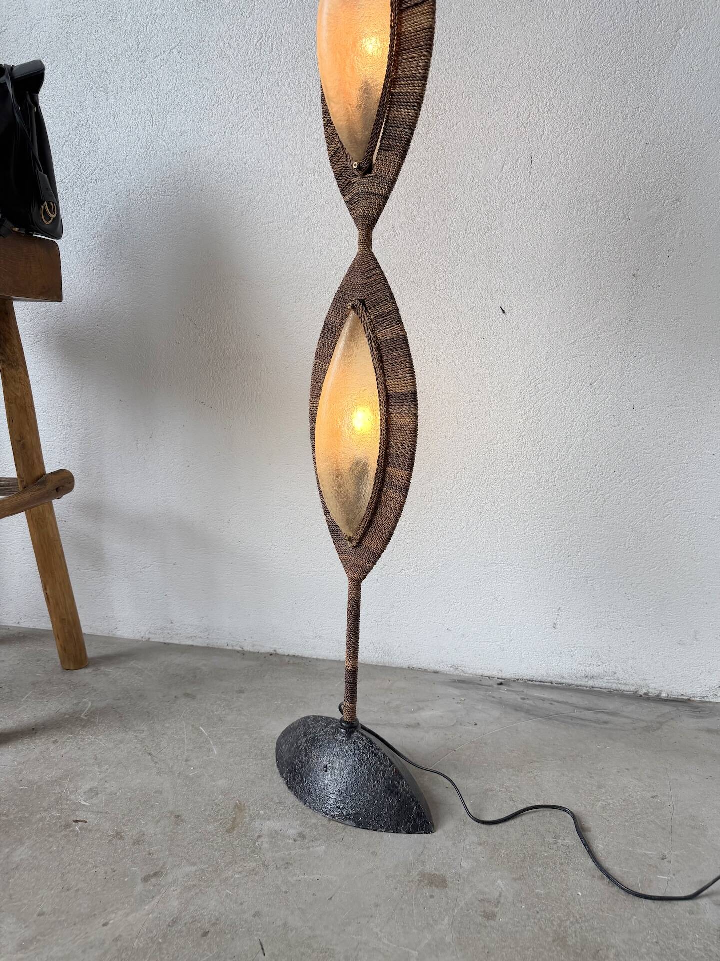 Lampadaire bronze et corde 1970