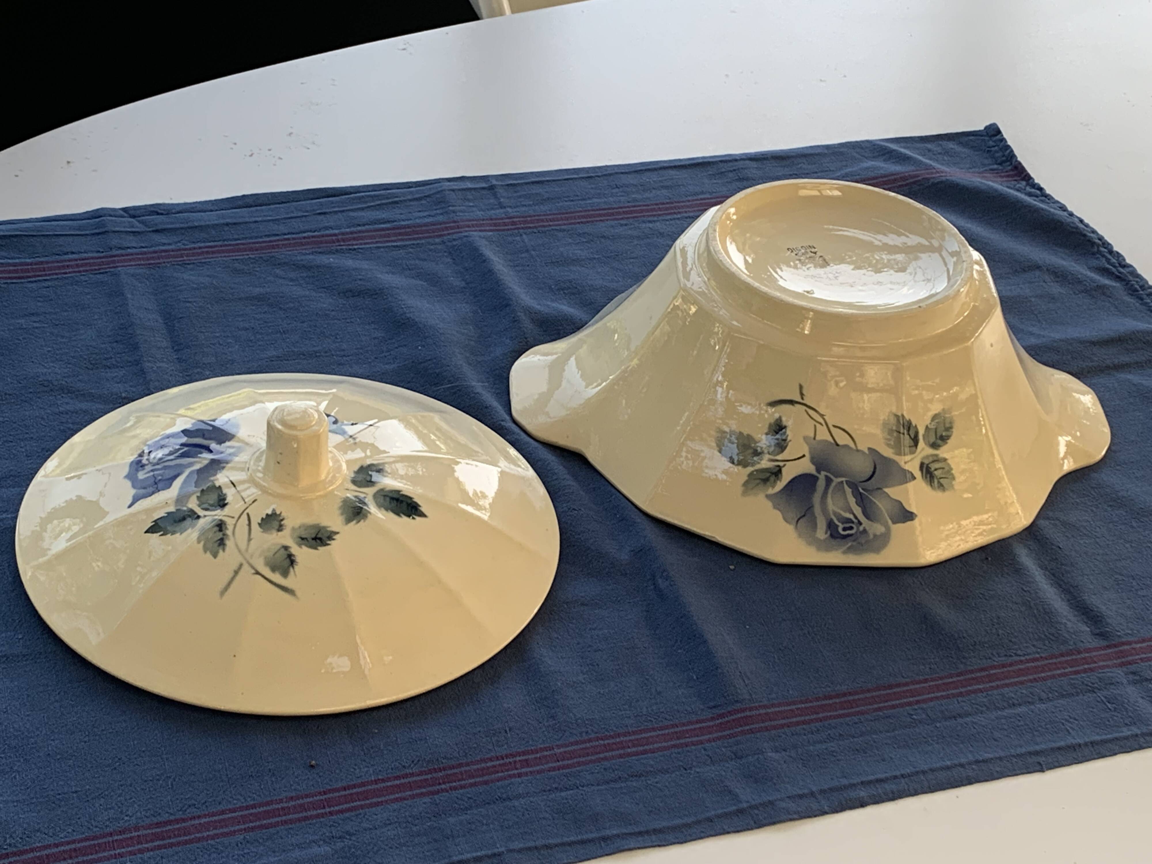 Digoin and Sarreguemines soup tureen, made in France, numbered, art deco