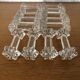 14 portes couteaux en verre taillé motifs « fleurs »