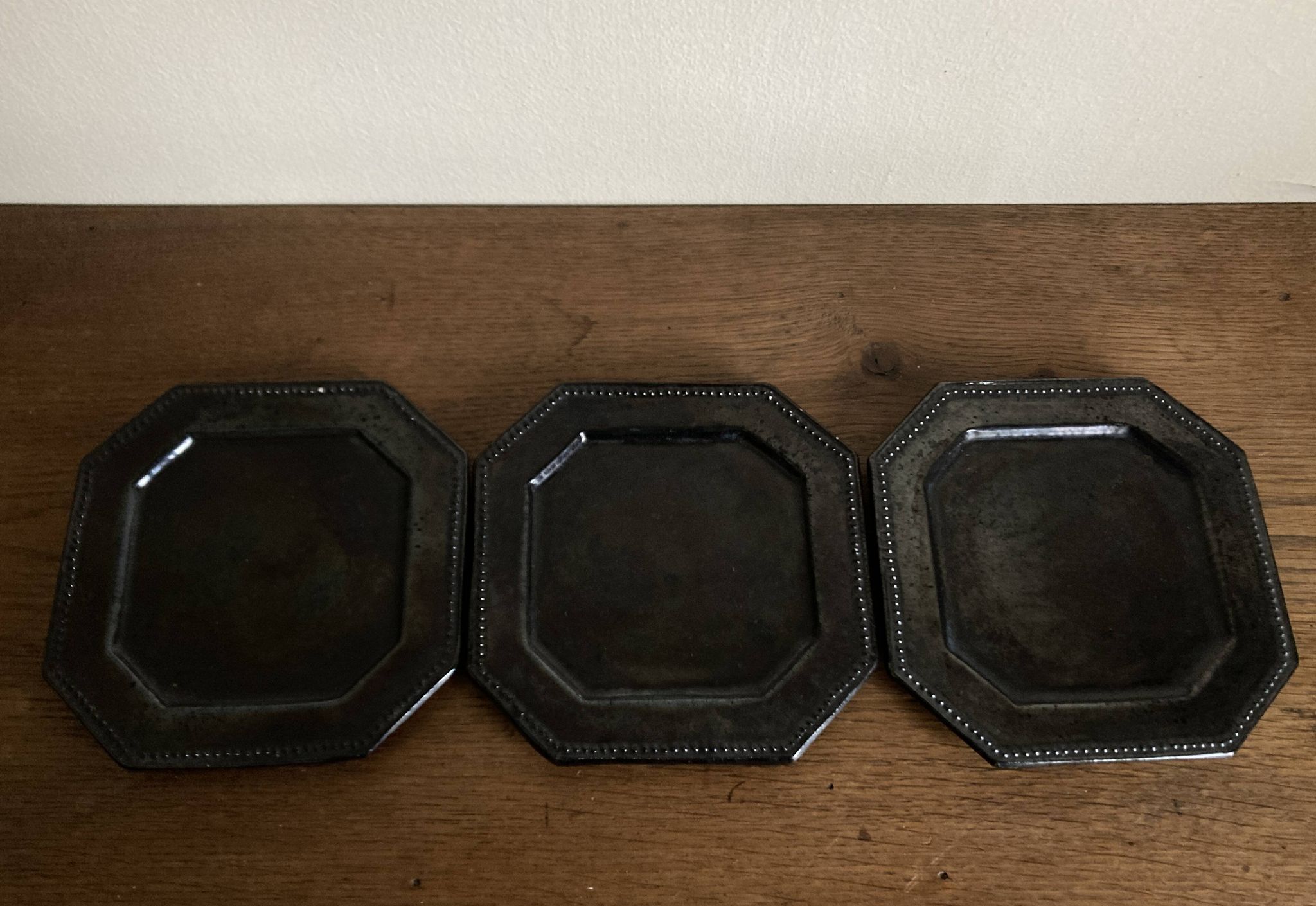 Set de 3 assiettes terre vernissée octogonales perles Biot 1950