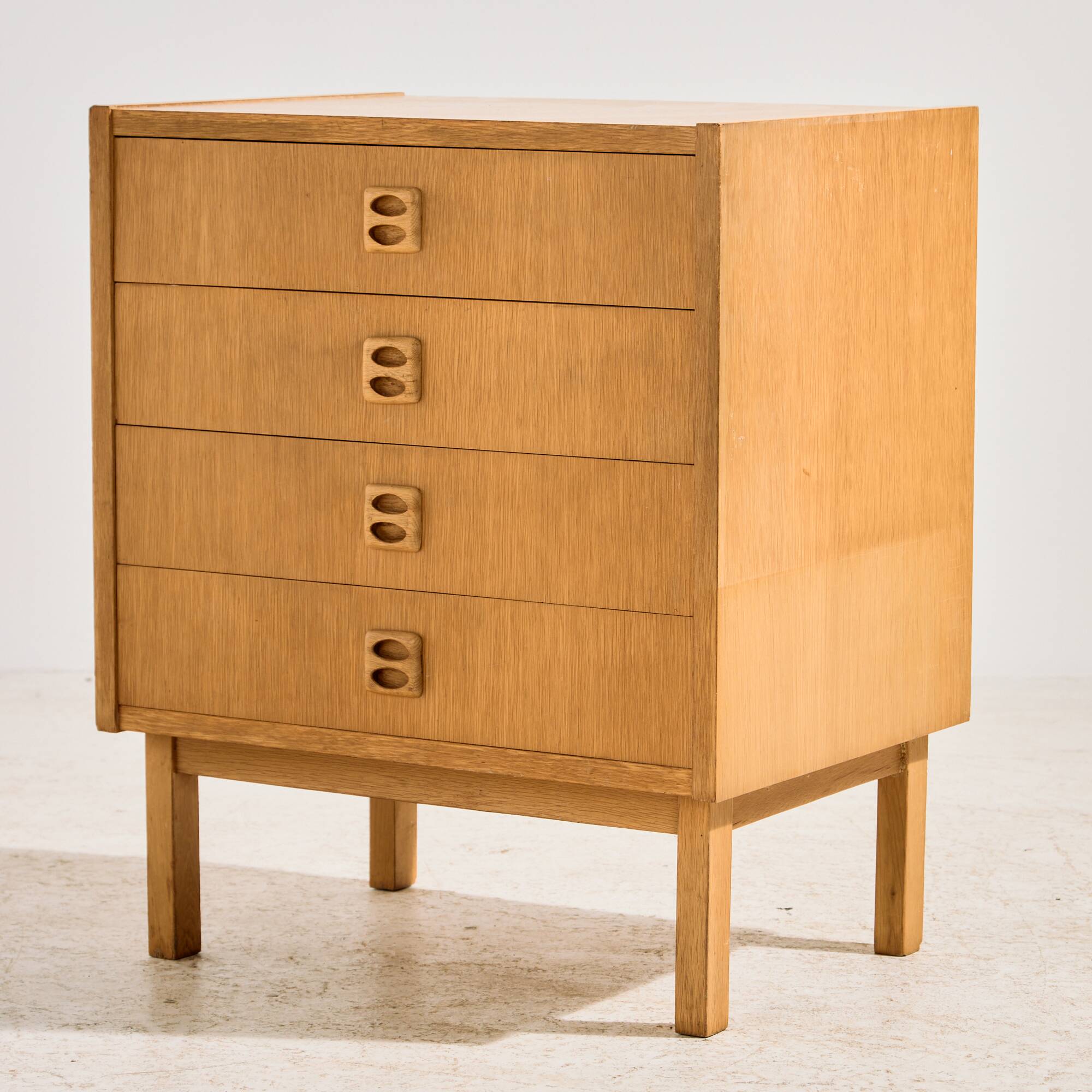 Oak chest of drawers with four drawers