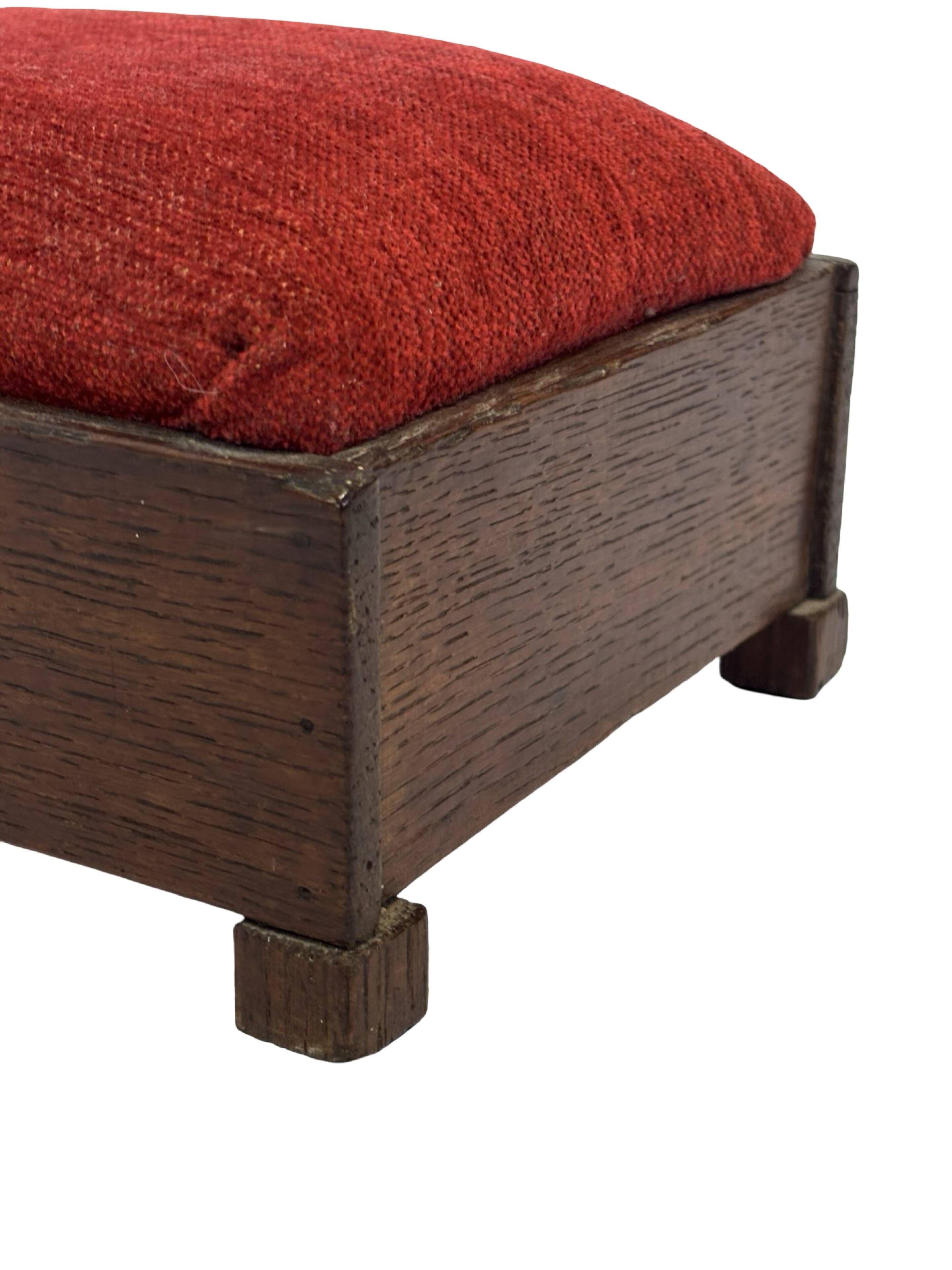 Pouf Art Déco design des années 30, tabouret minimaliste modèle bas.