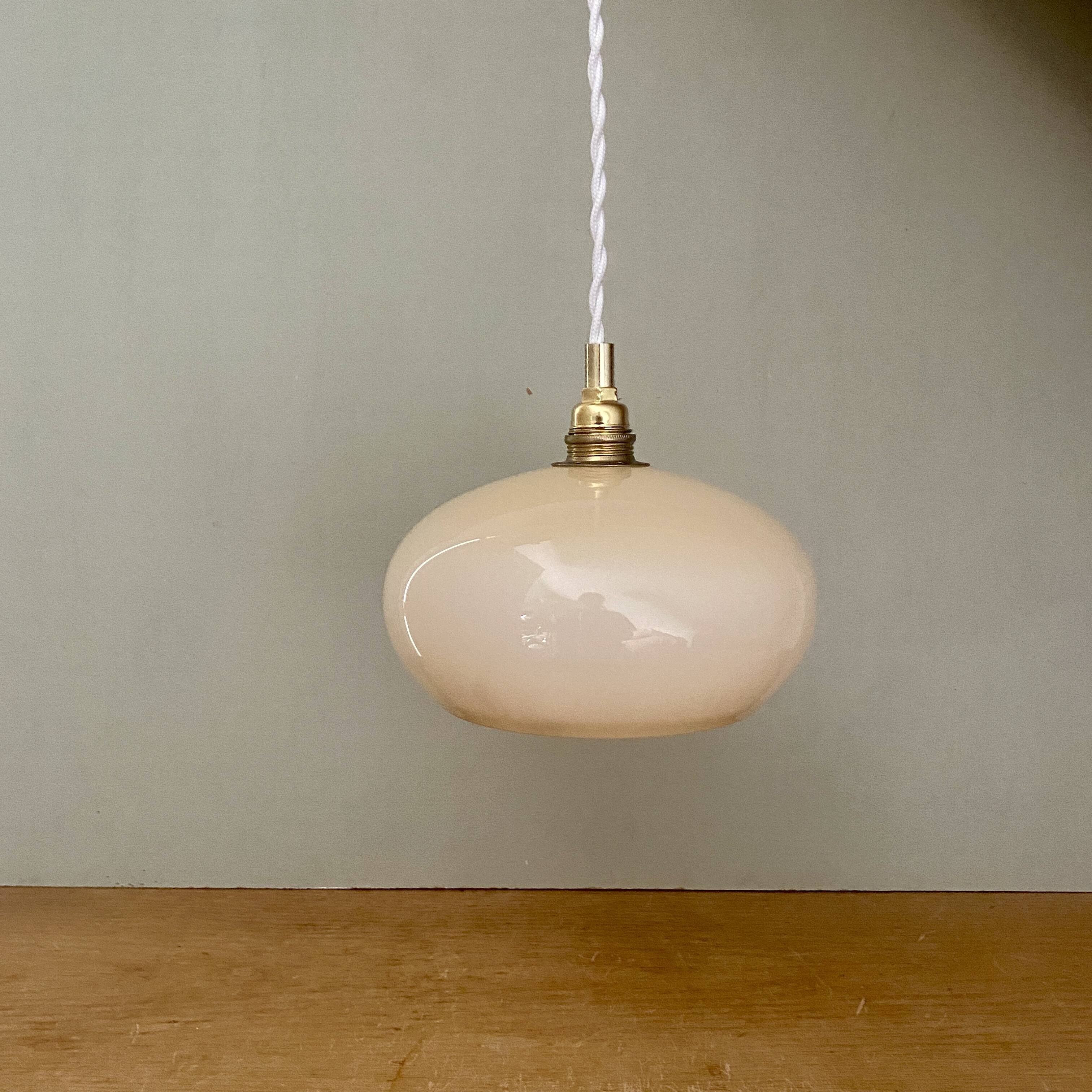 Suspension abat-jour vintage en opaline jaune pâle