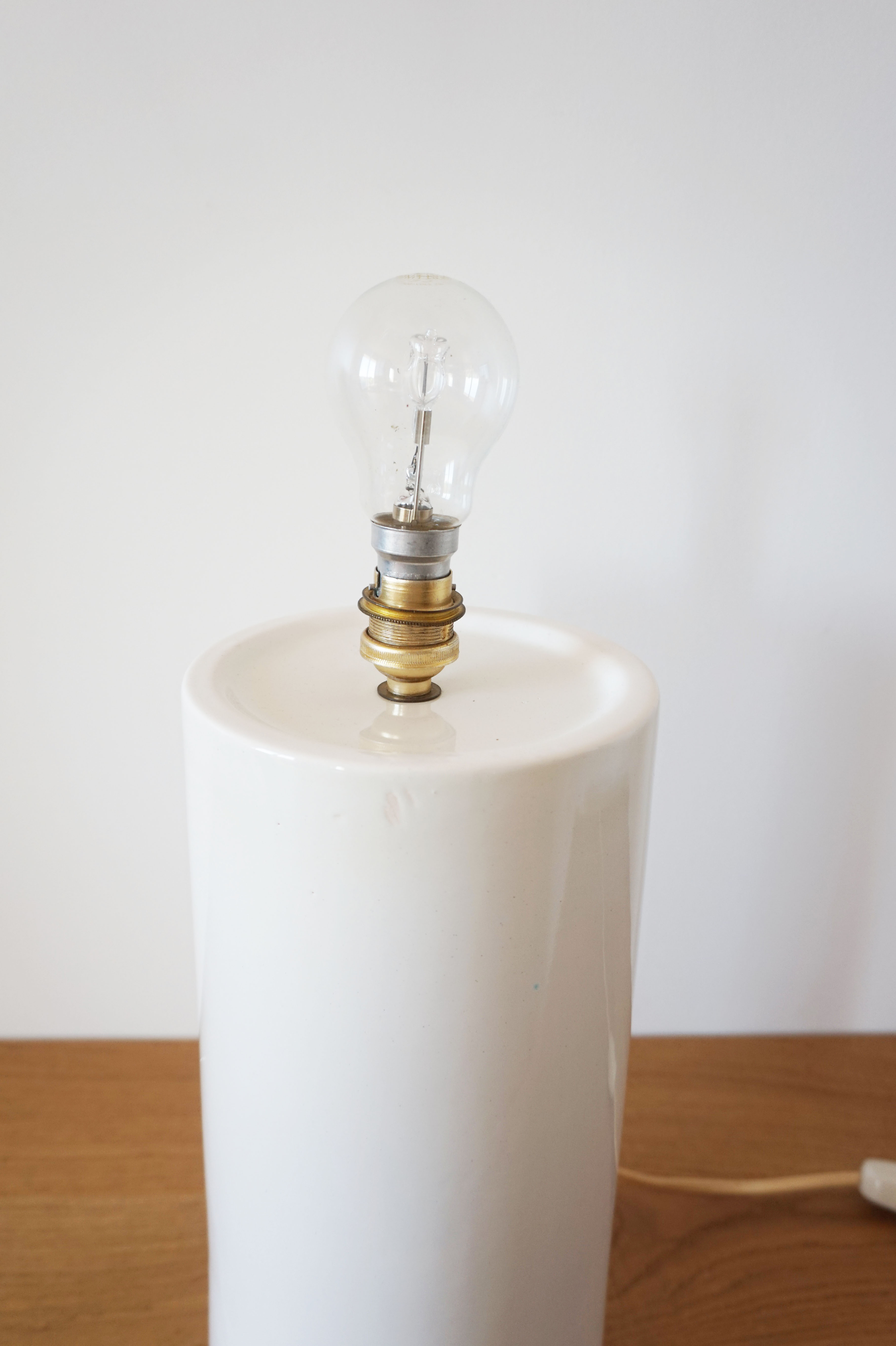 White ceramic lamp stand