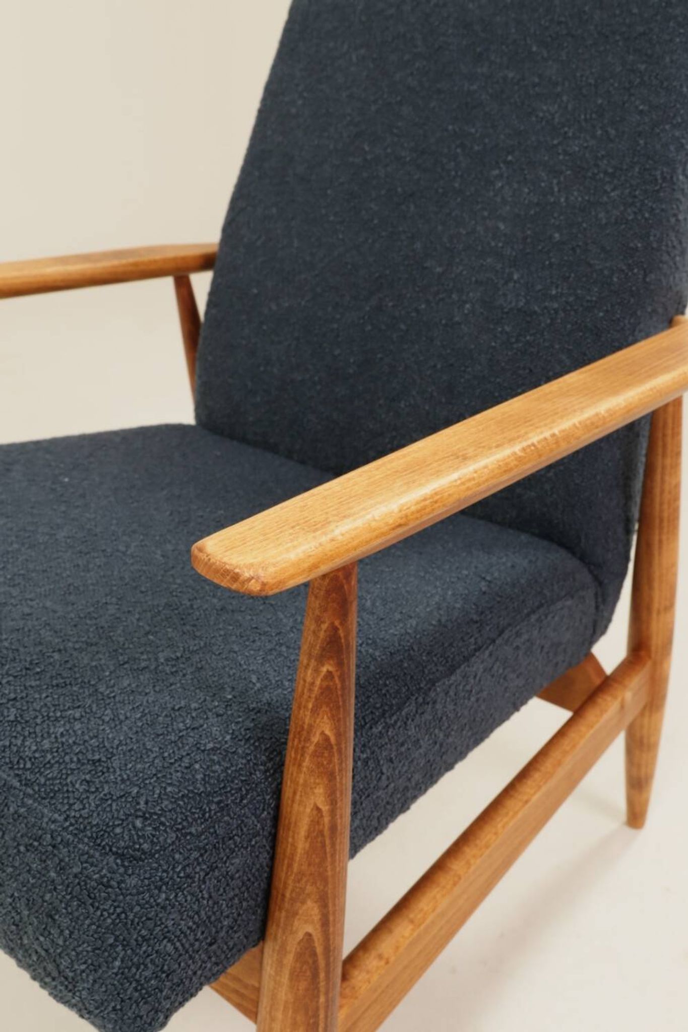 Fauteuil scandinave en bouclé bleu marine conçu par H. Lis.