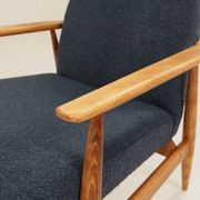 Fauteuil scandinave en bouclé bleu marine conçu par H. Lis.