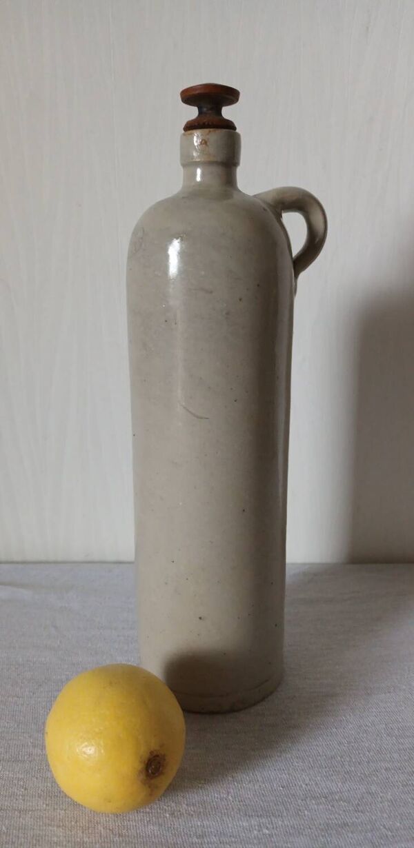 Bouteille en grès vintage