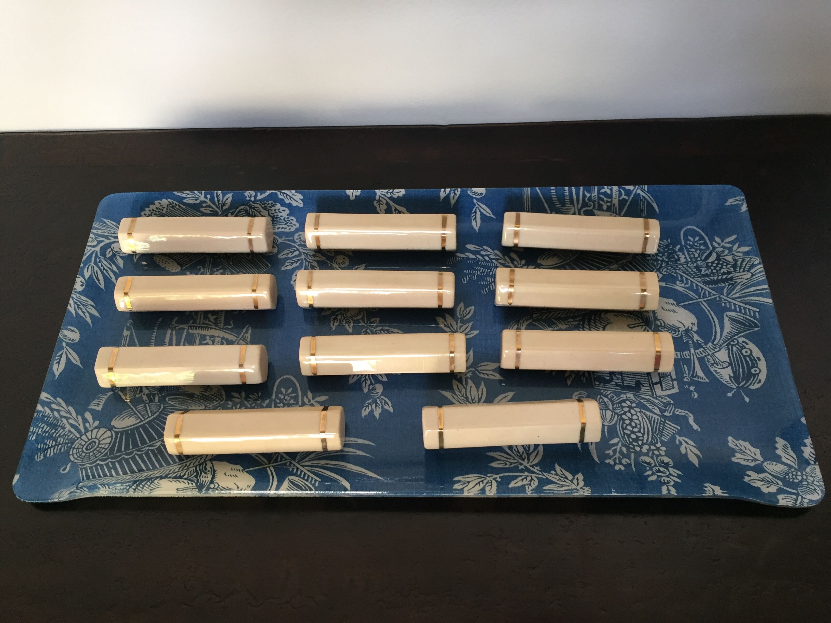 Wears pink beige ceramic knives Art Deco era