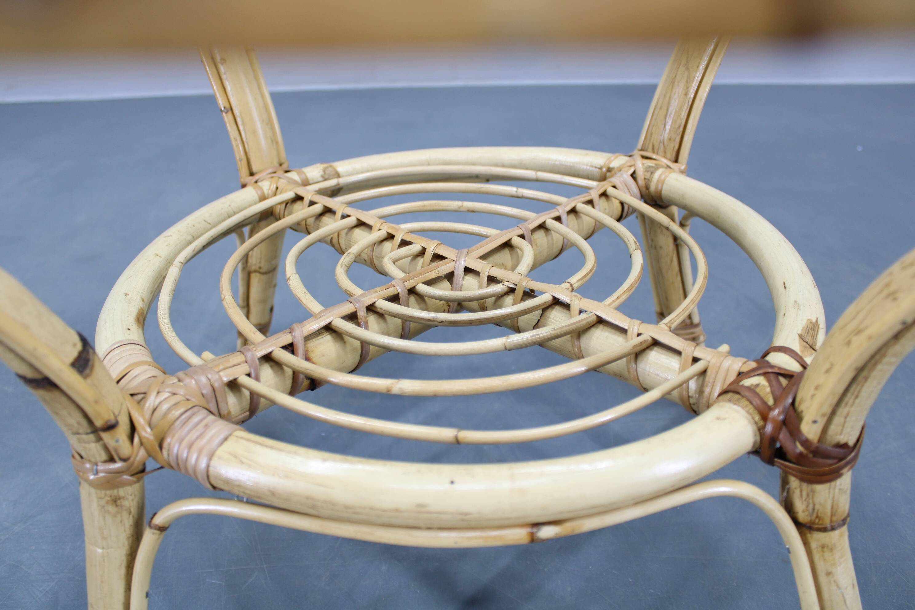 1960s Italian rattan round table with glass top