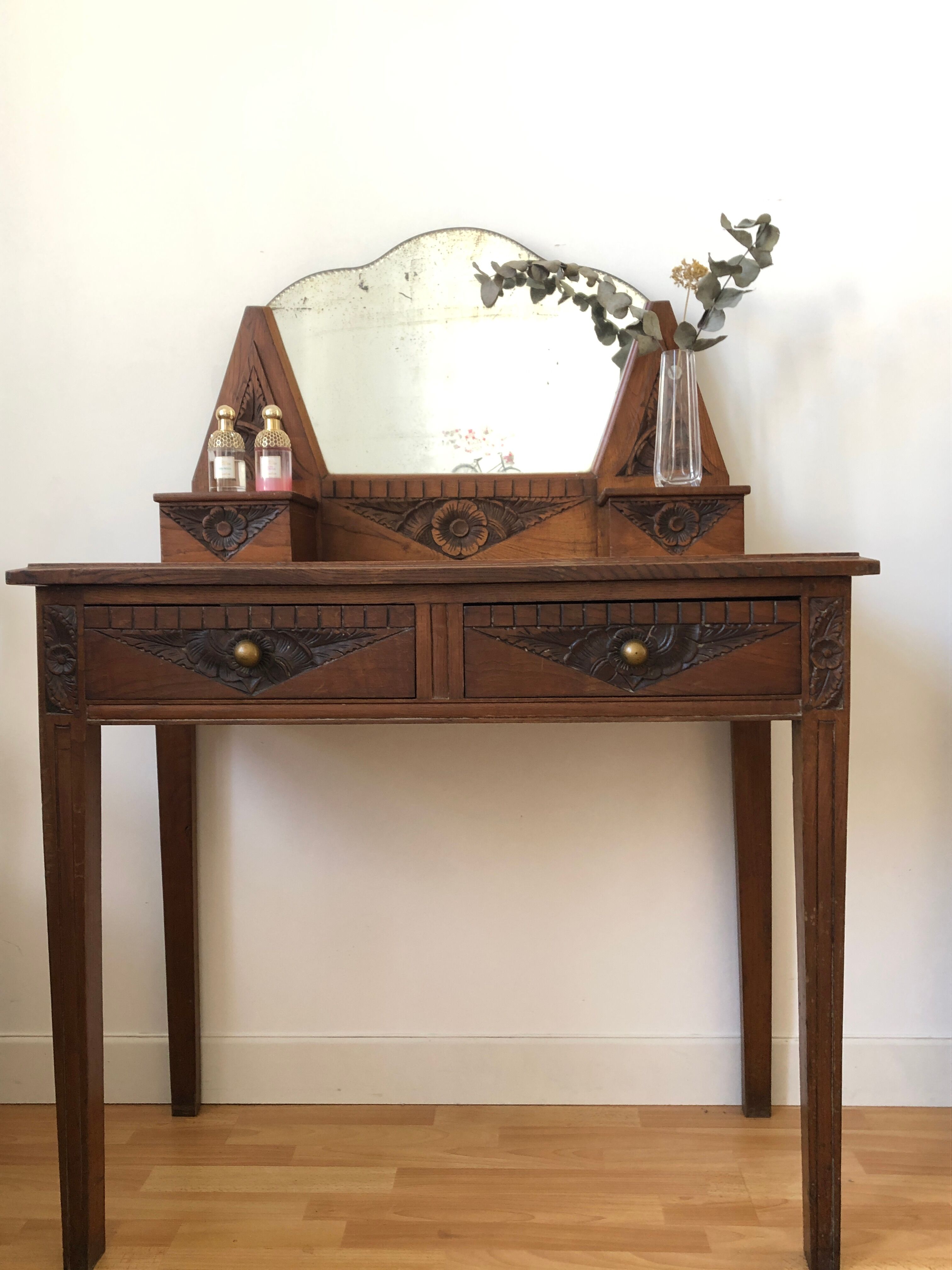 Art Deco style hairdresser