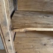 Bibliothèque en bois rénovée