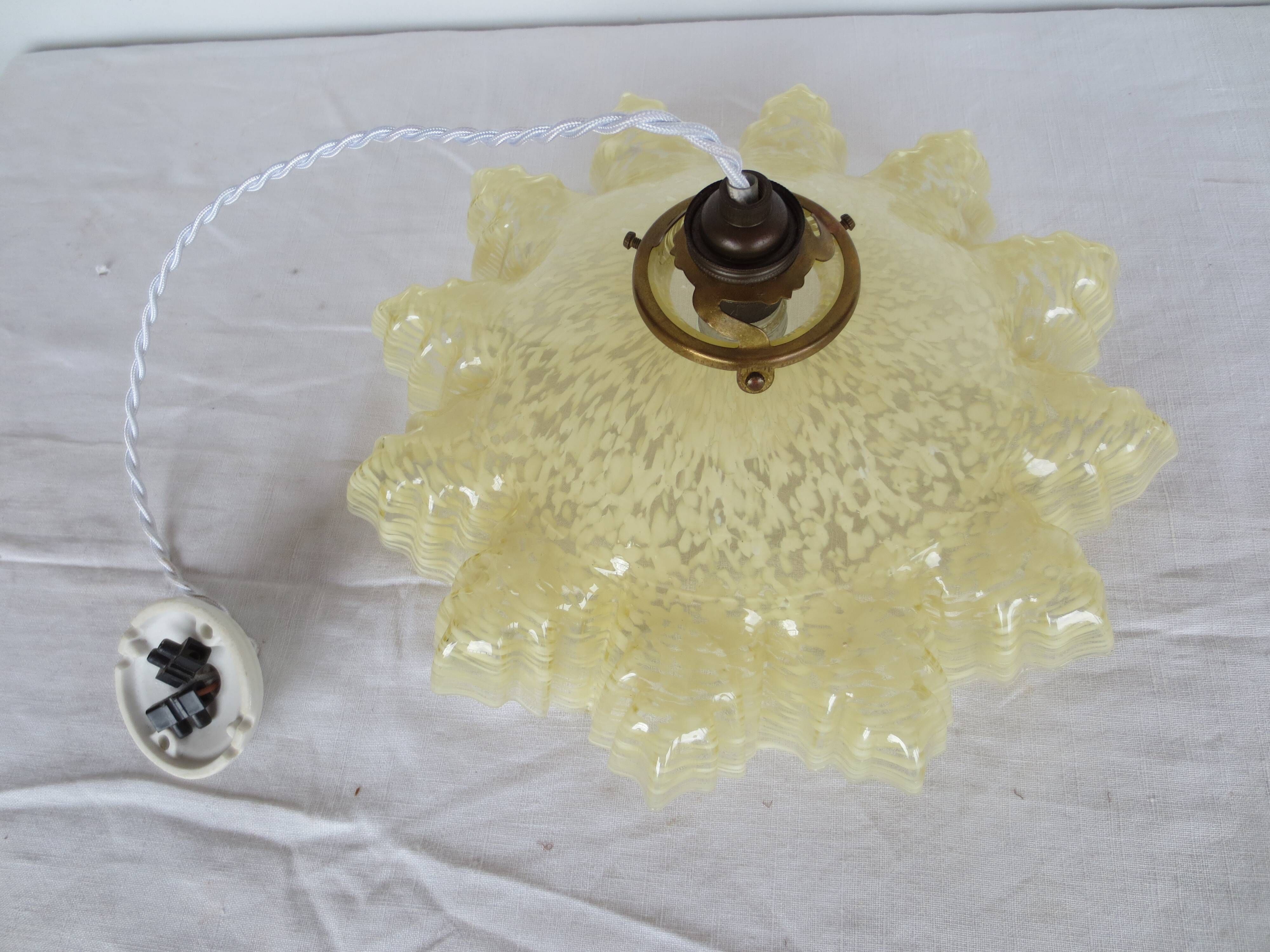 Suspension et son opaline clichy couleur  paille / blanc