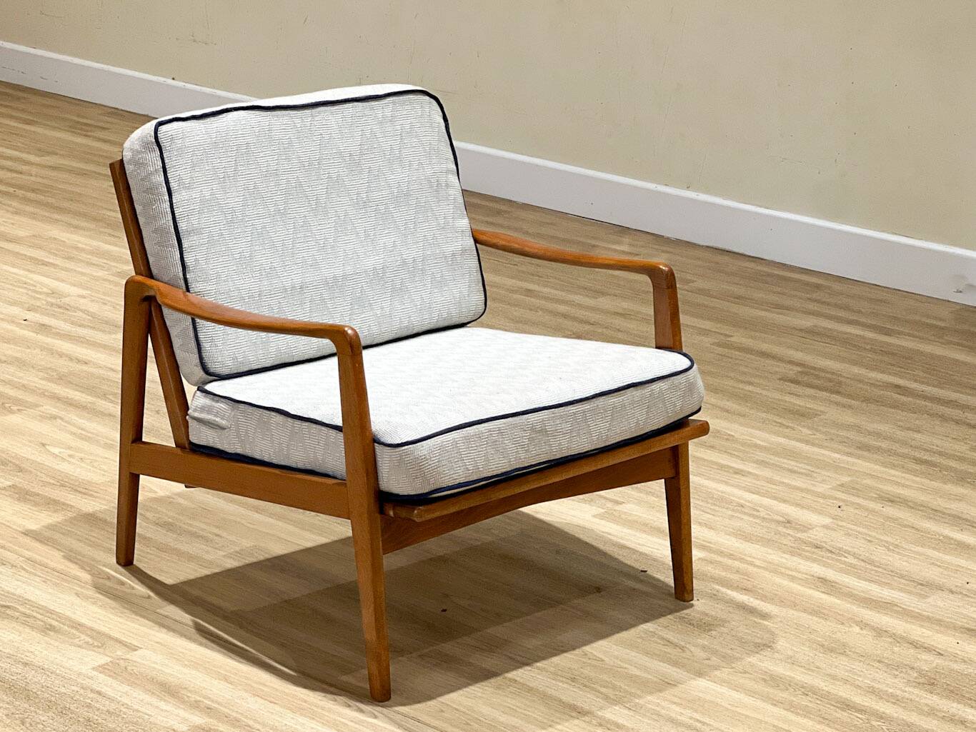 Fauteuil scandinave en hêtre, années 1960