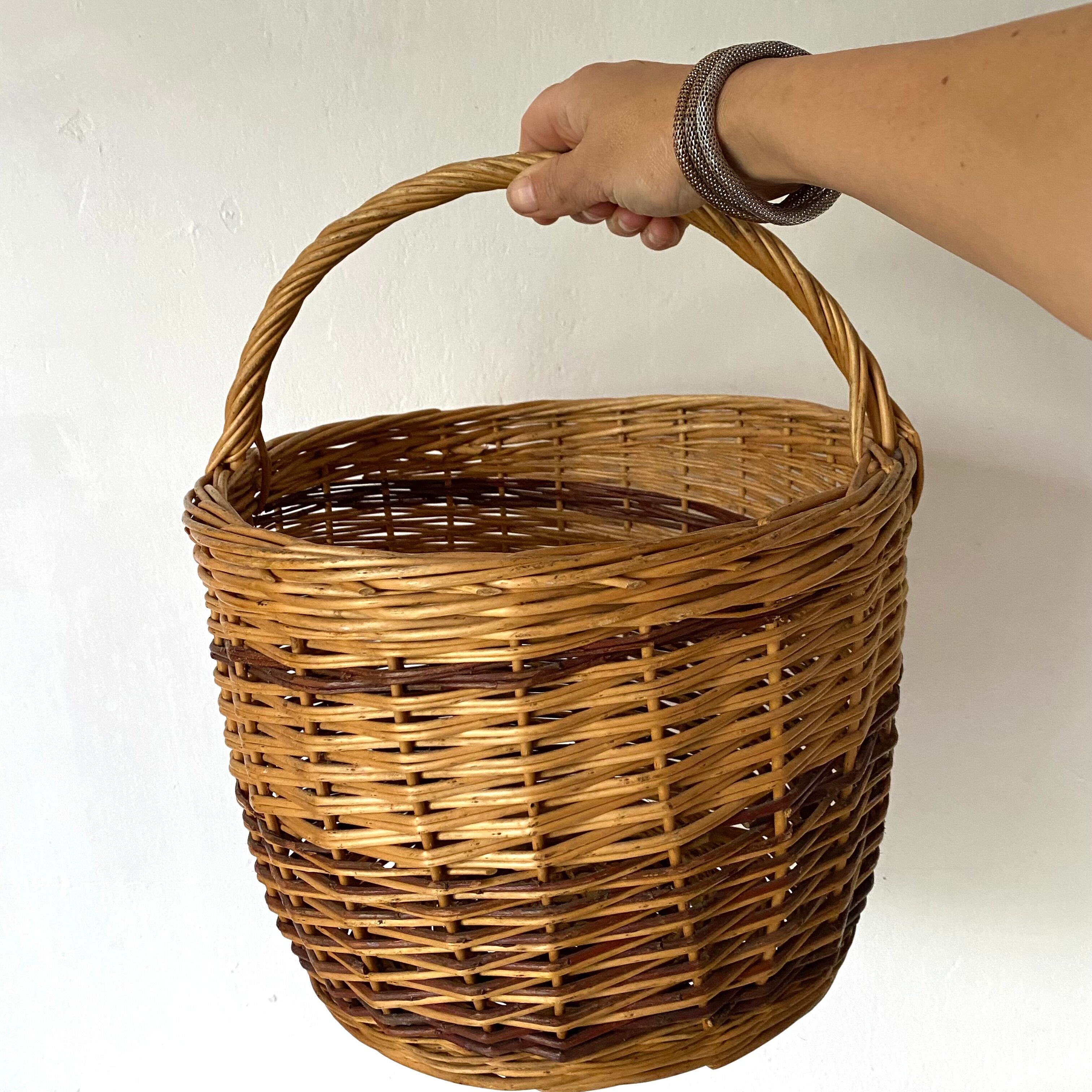 Round two-tone woven wicker basket