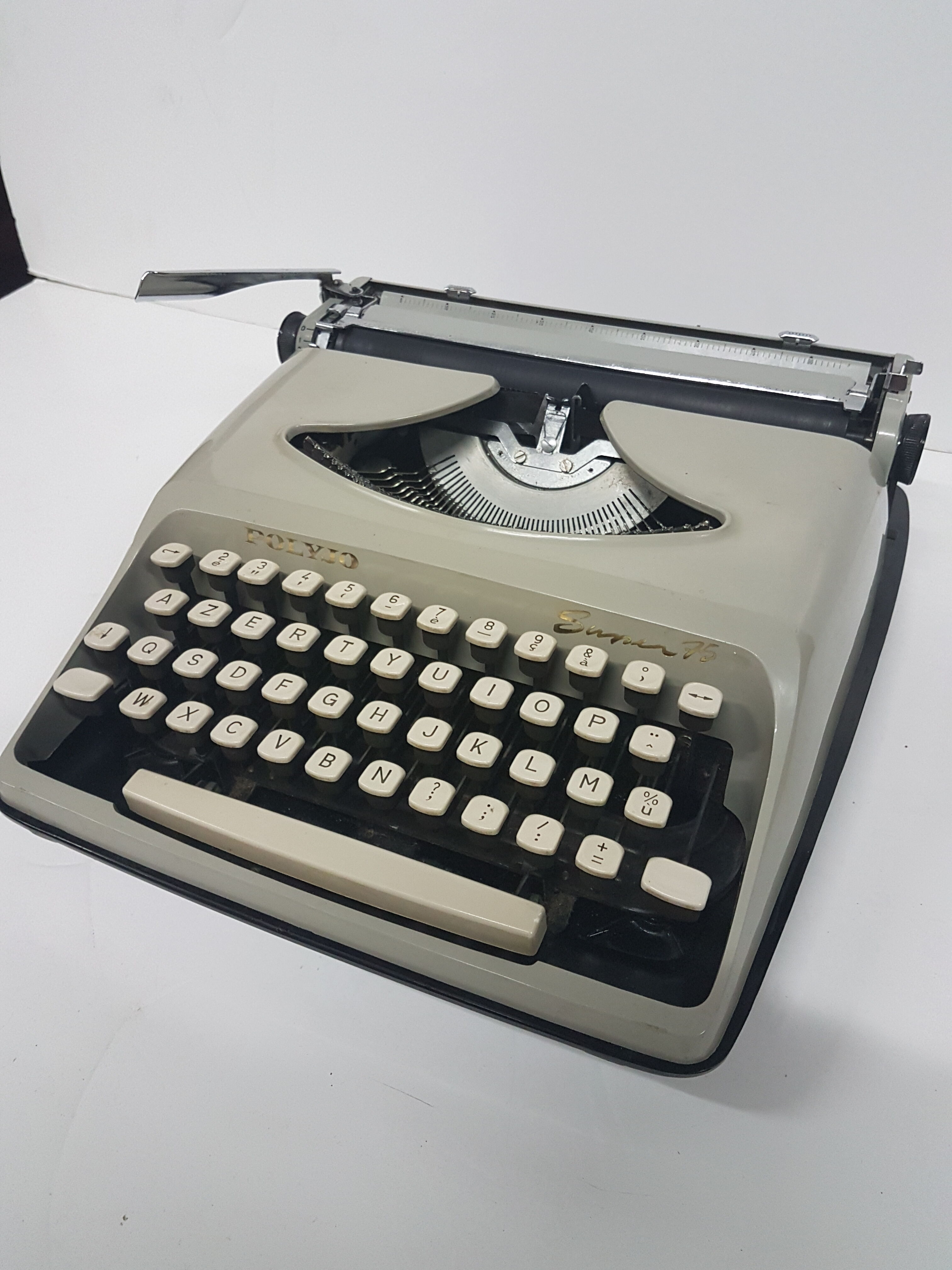 Portable Polyjo Super 75 typewriter