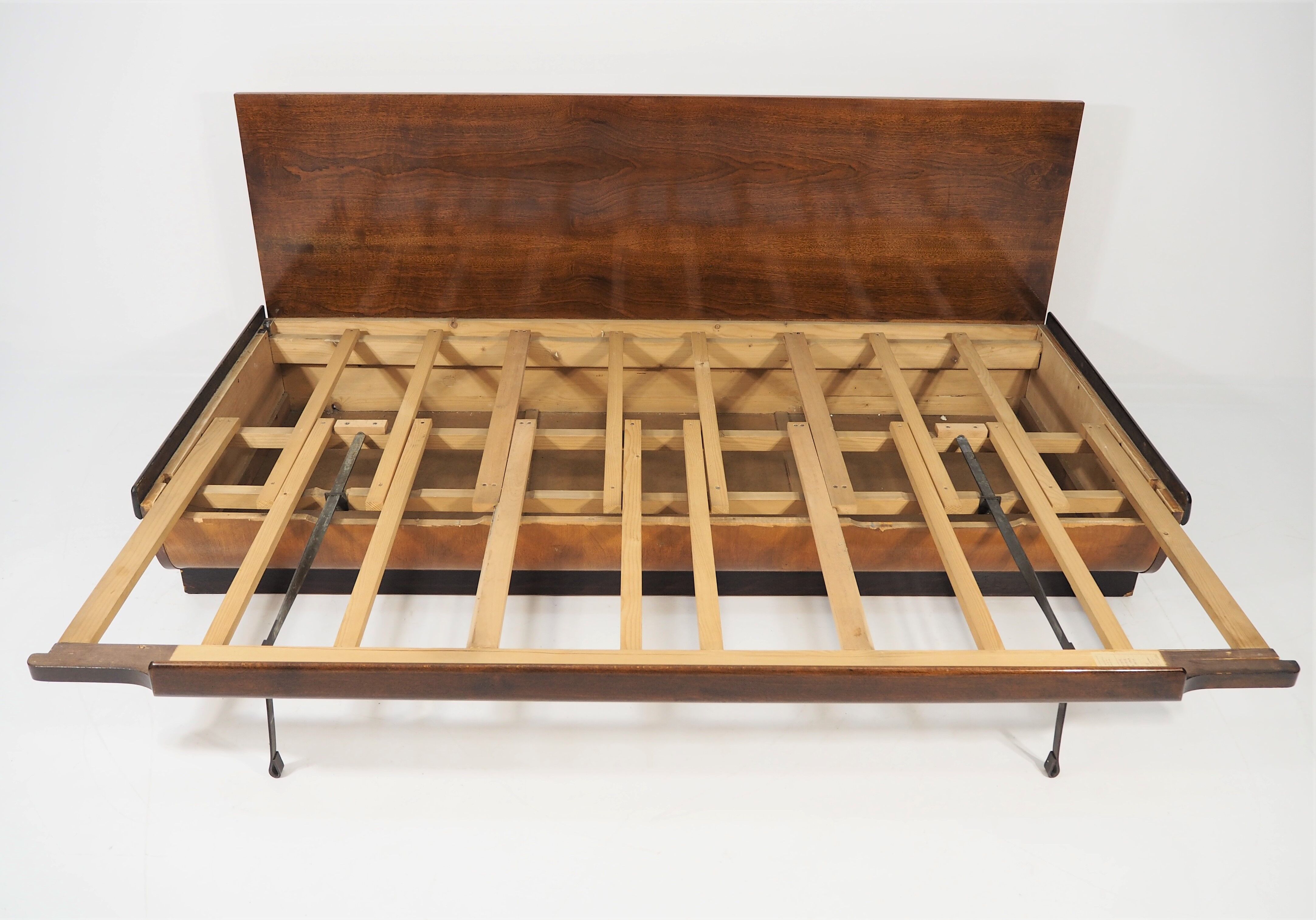 Canapé en noyer Art Déco, années 1960