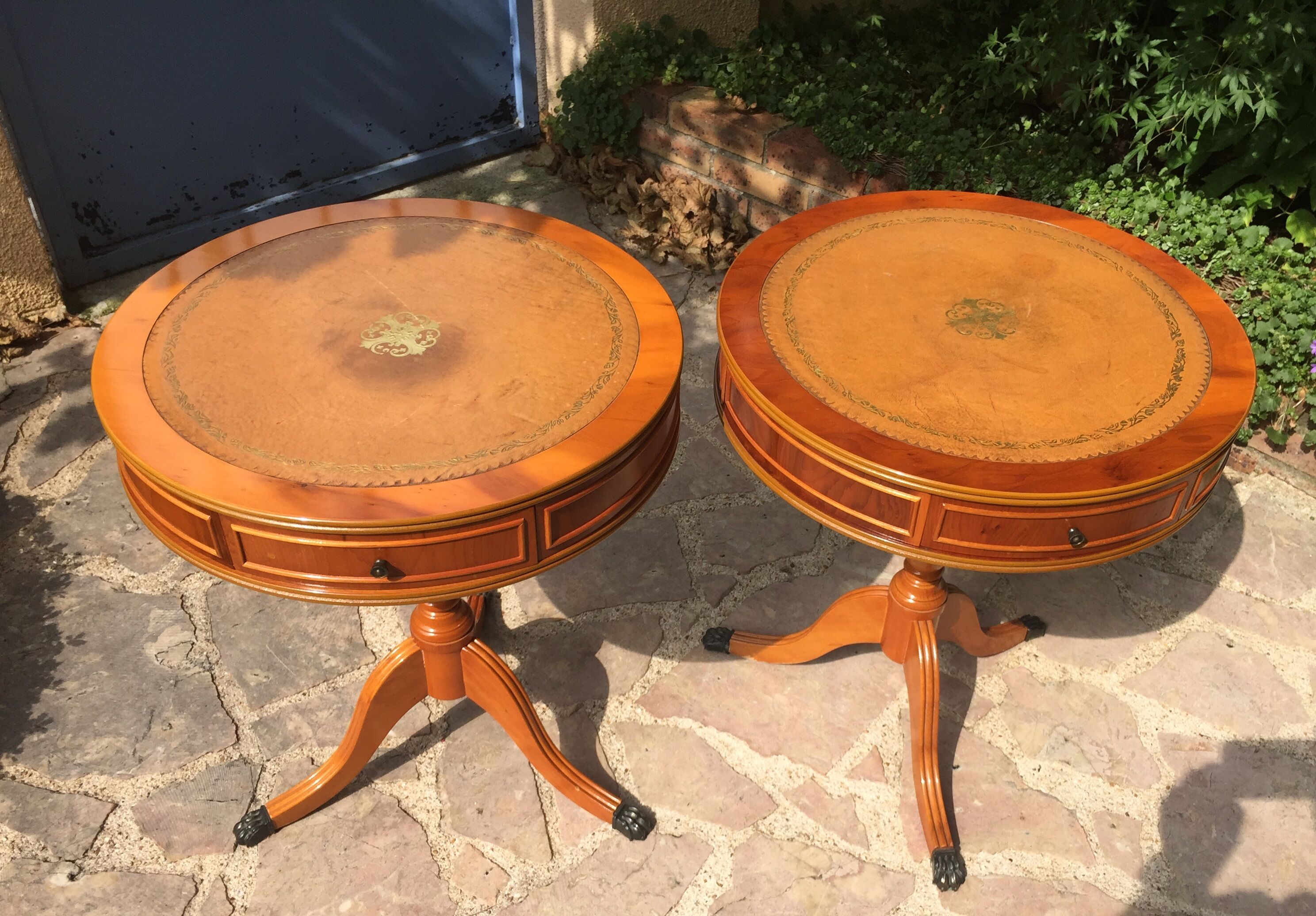 Set of 2 matching coffee tables near