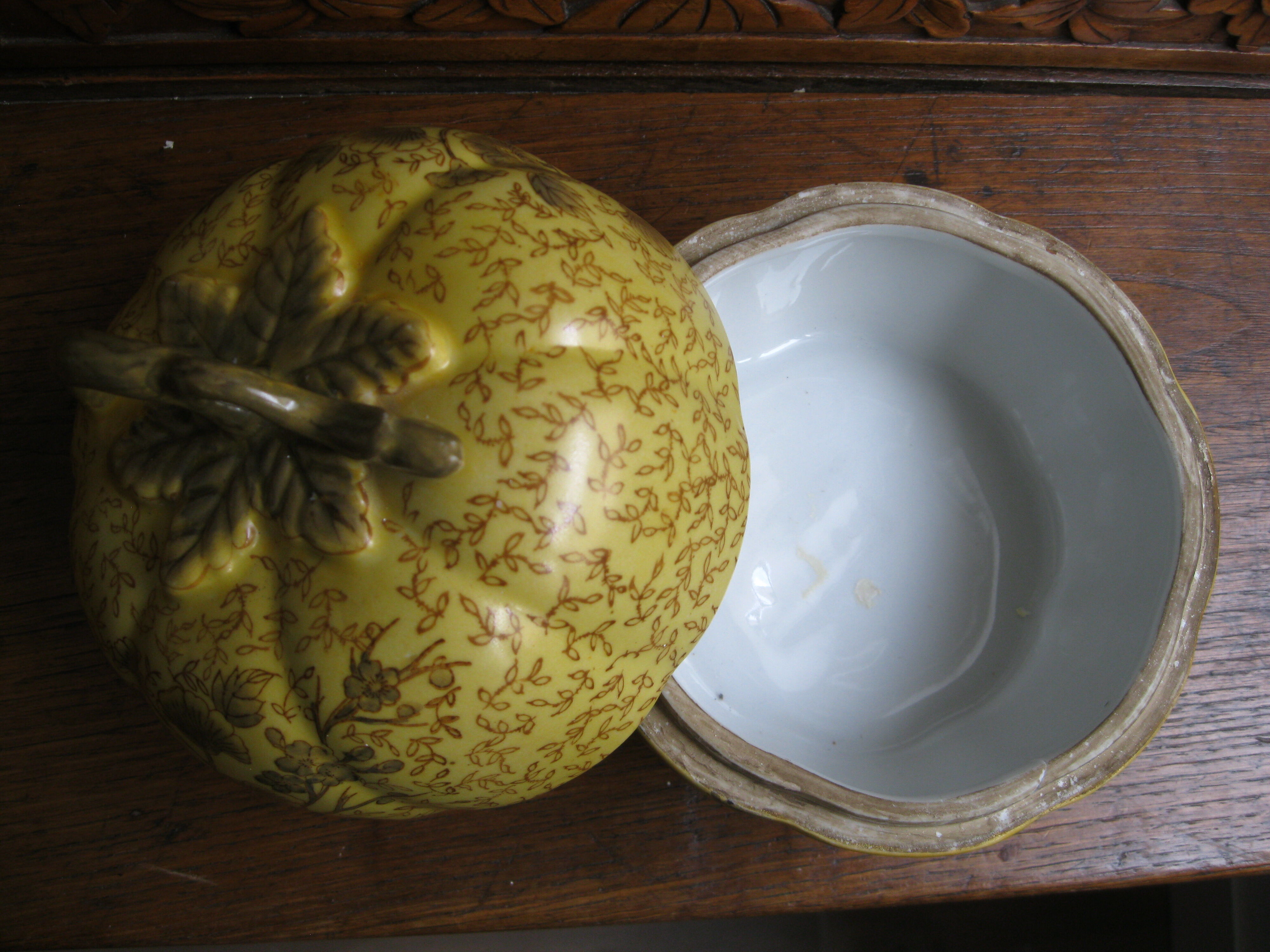 Pot covered Chinese ceramic
