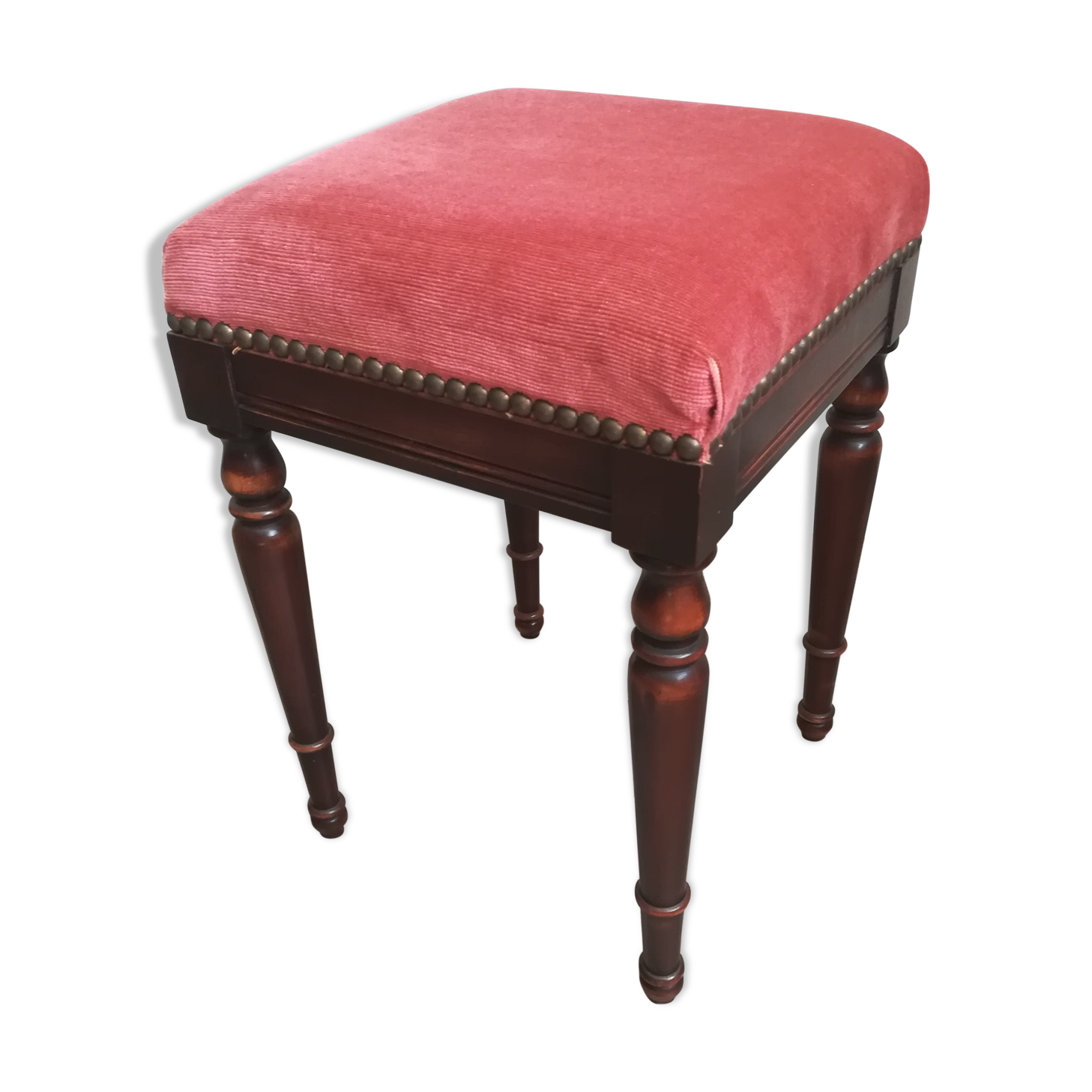 Rests pink velvet feet