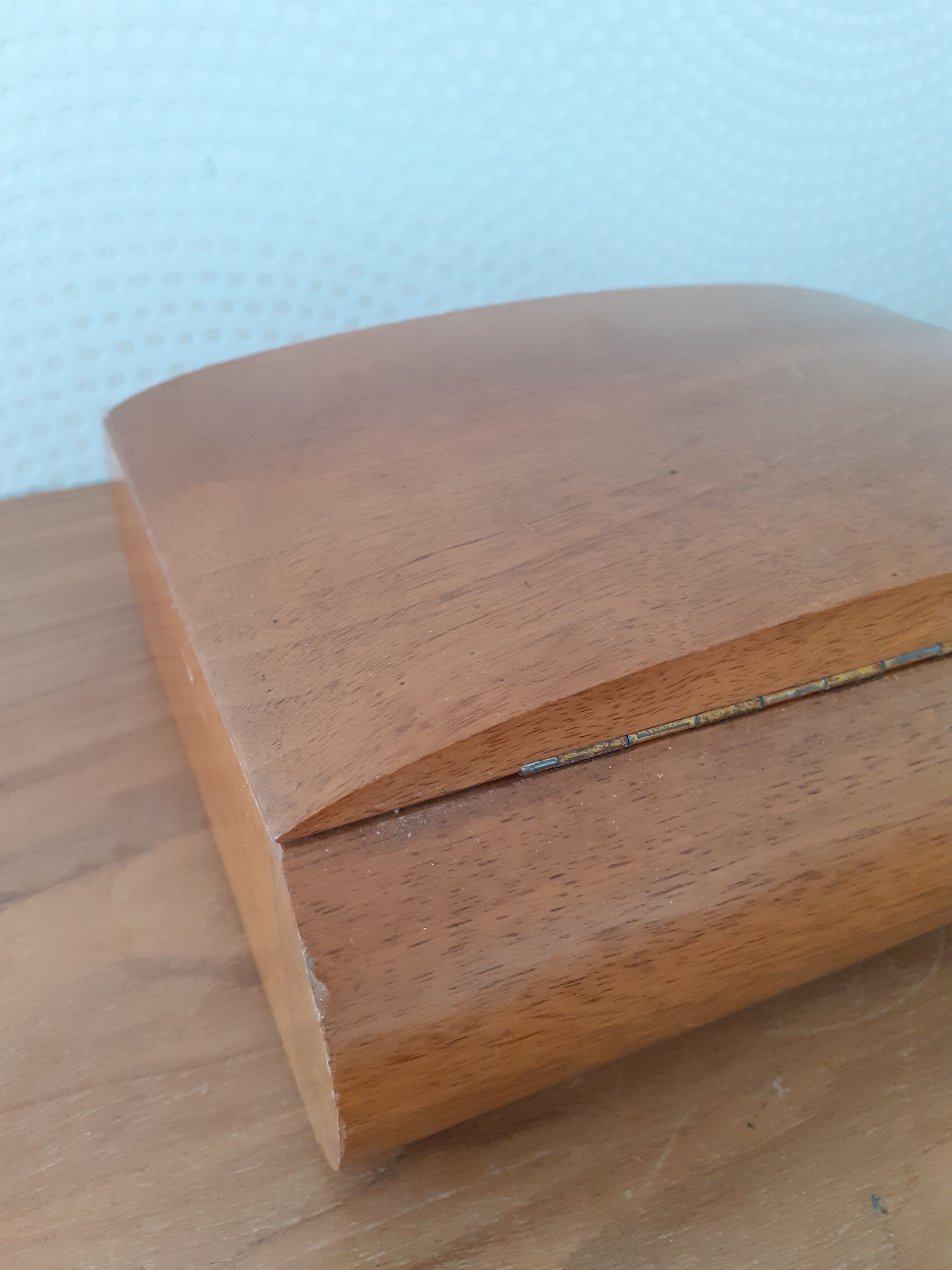 Wooden box cigarette dispenser Ermond