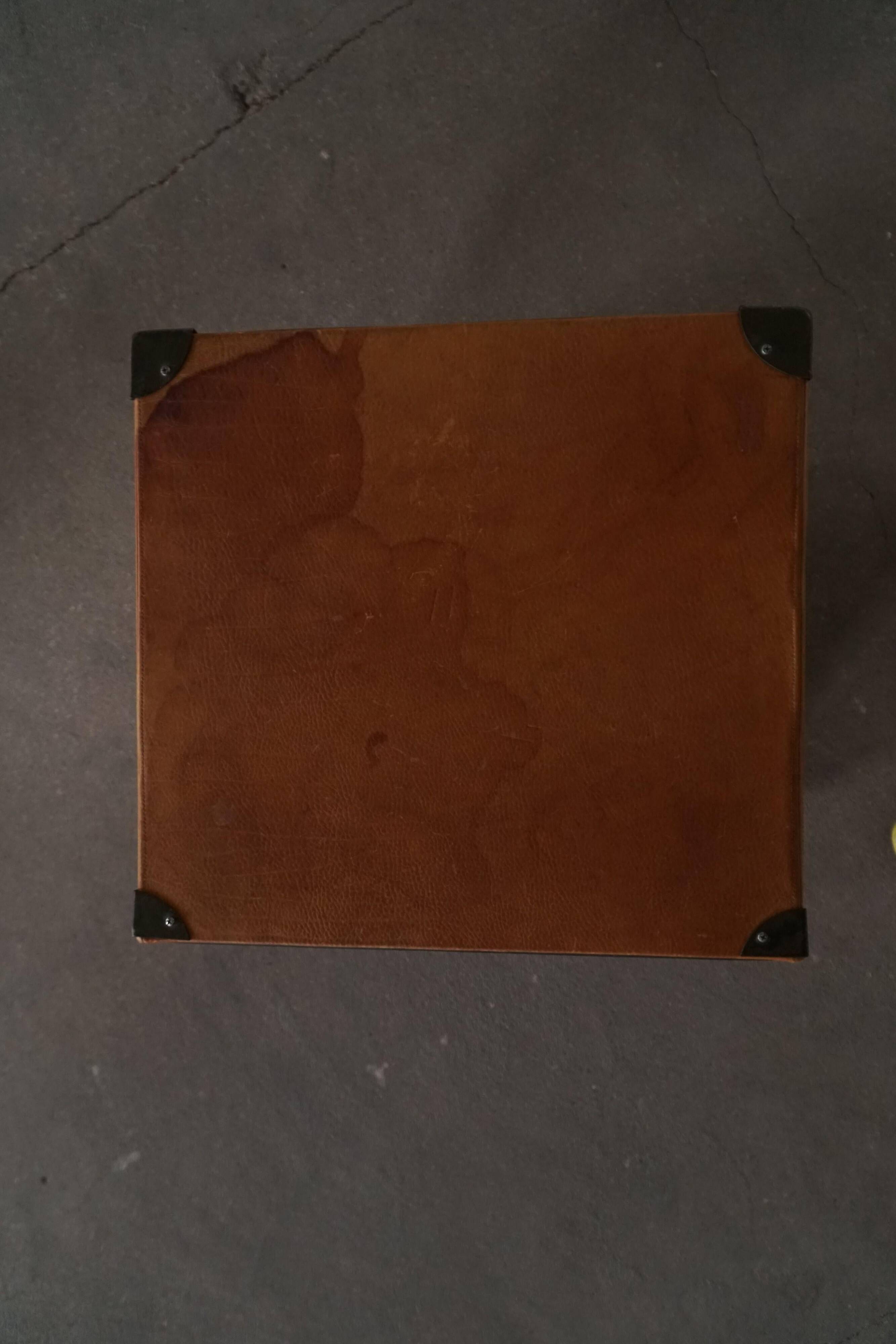 Vintage military-style trunk in leather and wood, late 20th century.