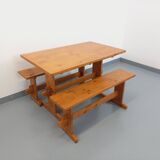 Suite d’une table et de 2 bancs en sapin, années 60
